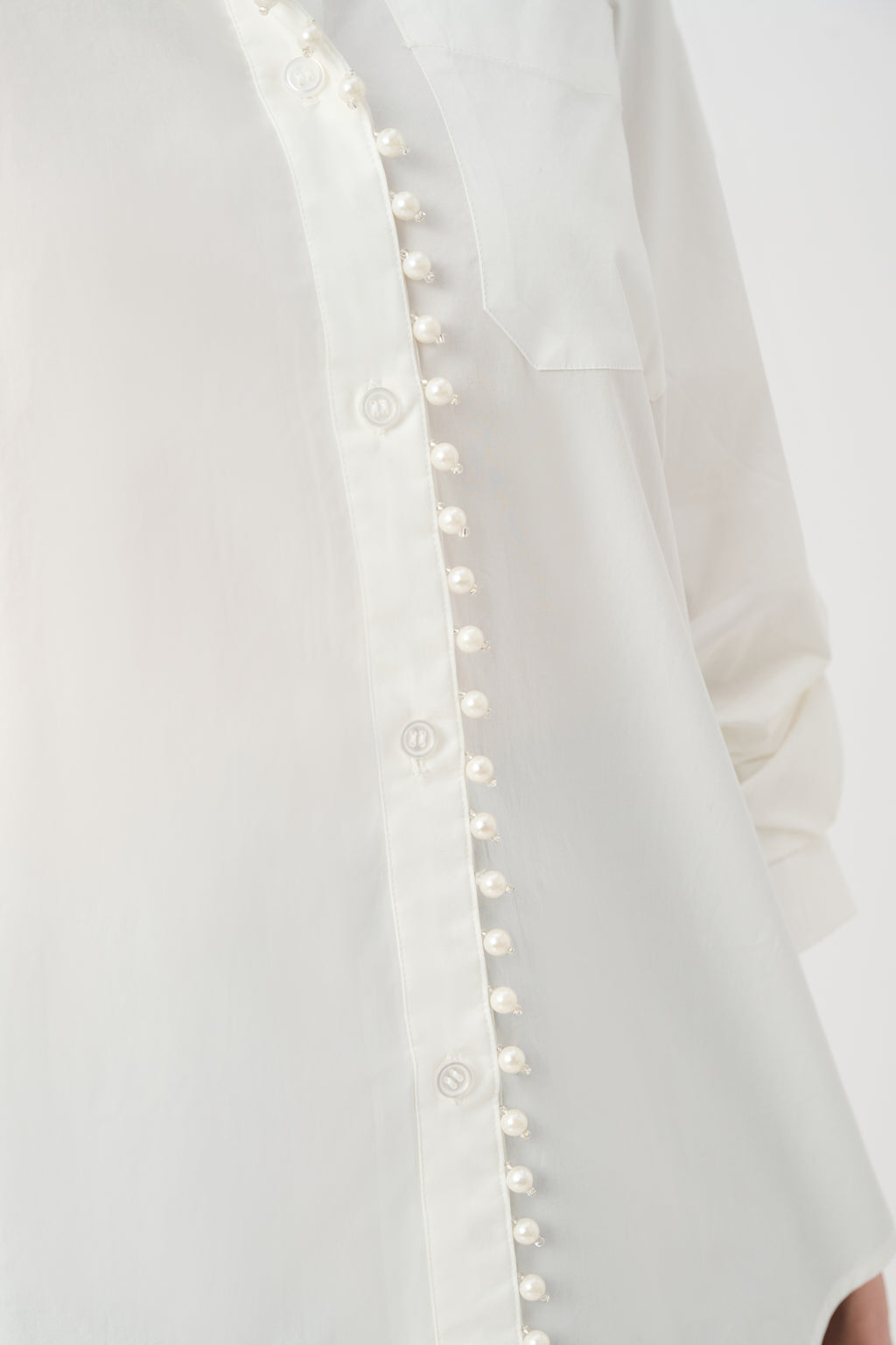 Blusa boxy con ribete de perlas blanca 263923