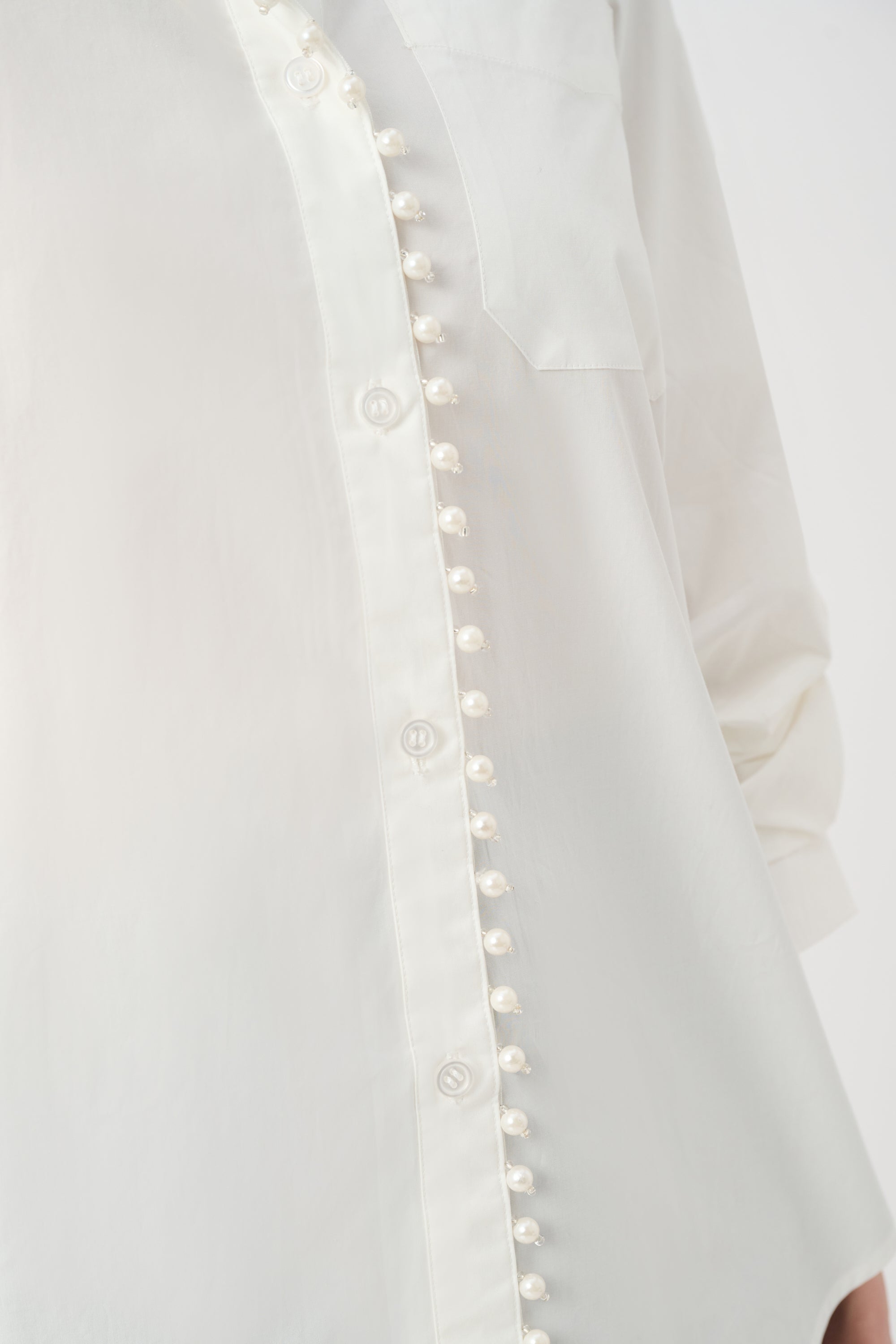 Blusa boxy con ribete de perlas blanca 263923