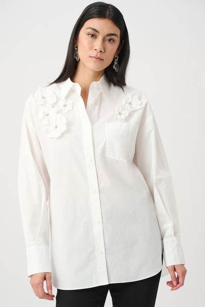 Blusa con detalle floral en 3D y pedrería vainilla 263924