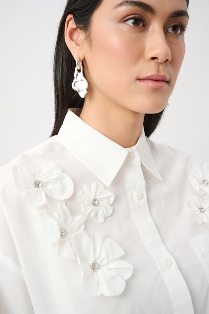 Blusa con detalle floral en 3D y pedrería vainilla 263924