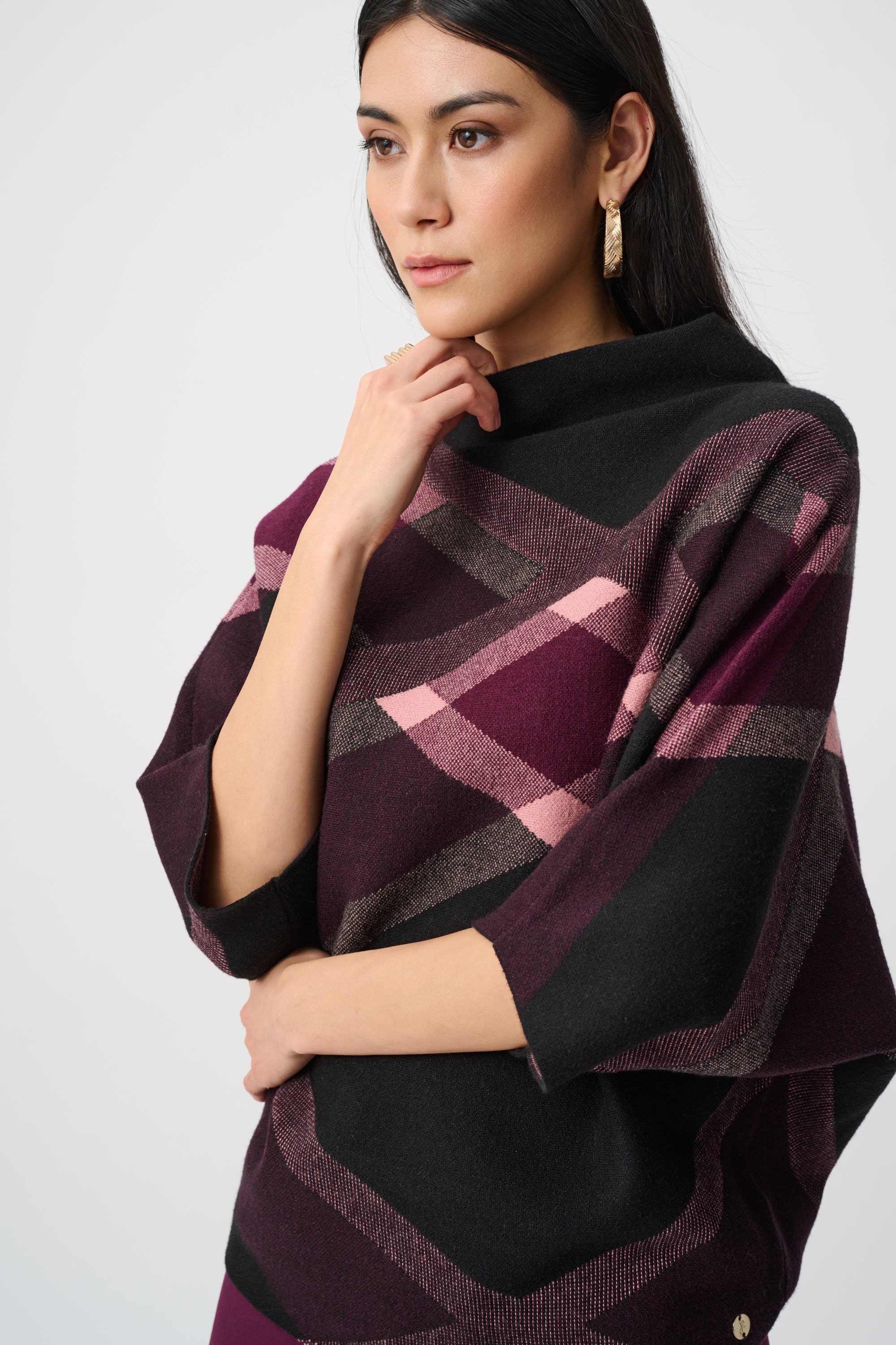 Jersey con cuello de chimenea y estampado de tartán negro con rojo baya 263947