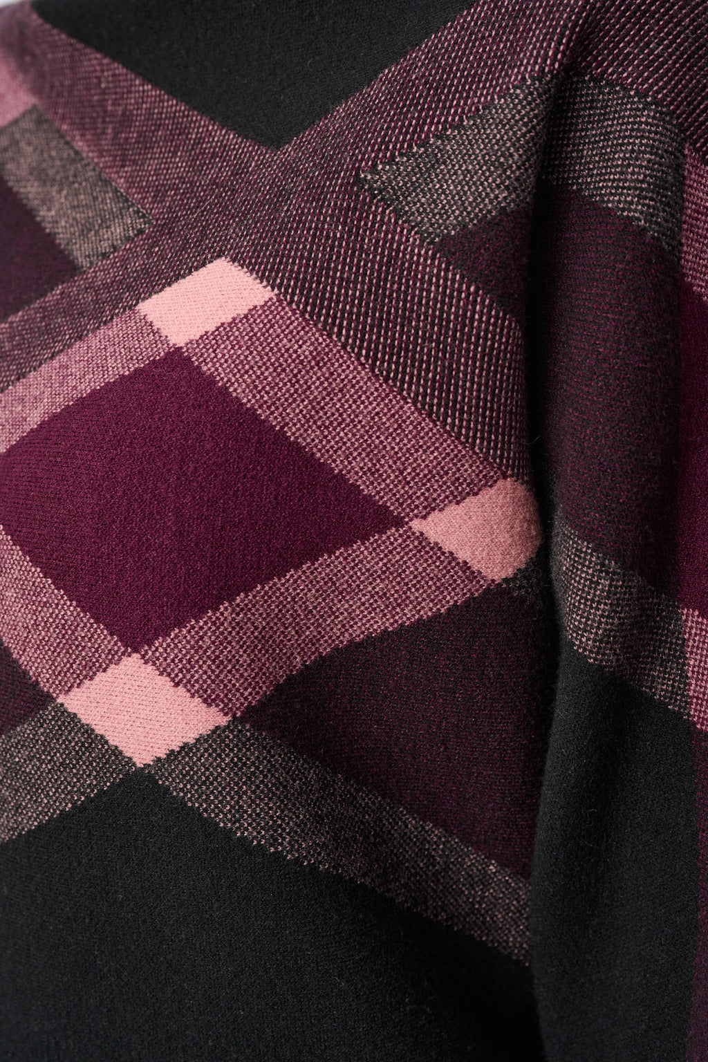 Jersey con cuello de chimenea y estampado de tartán negro con rojo baya 263947