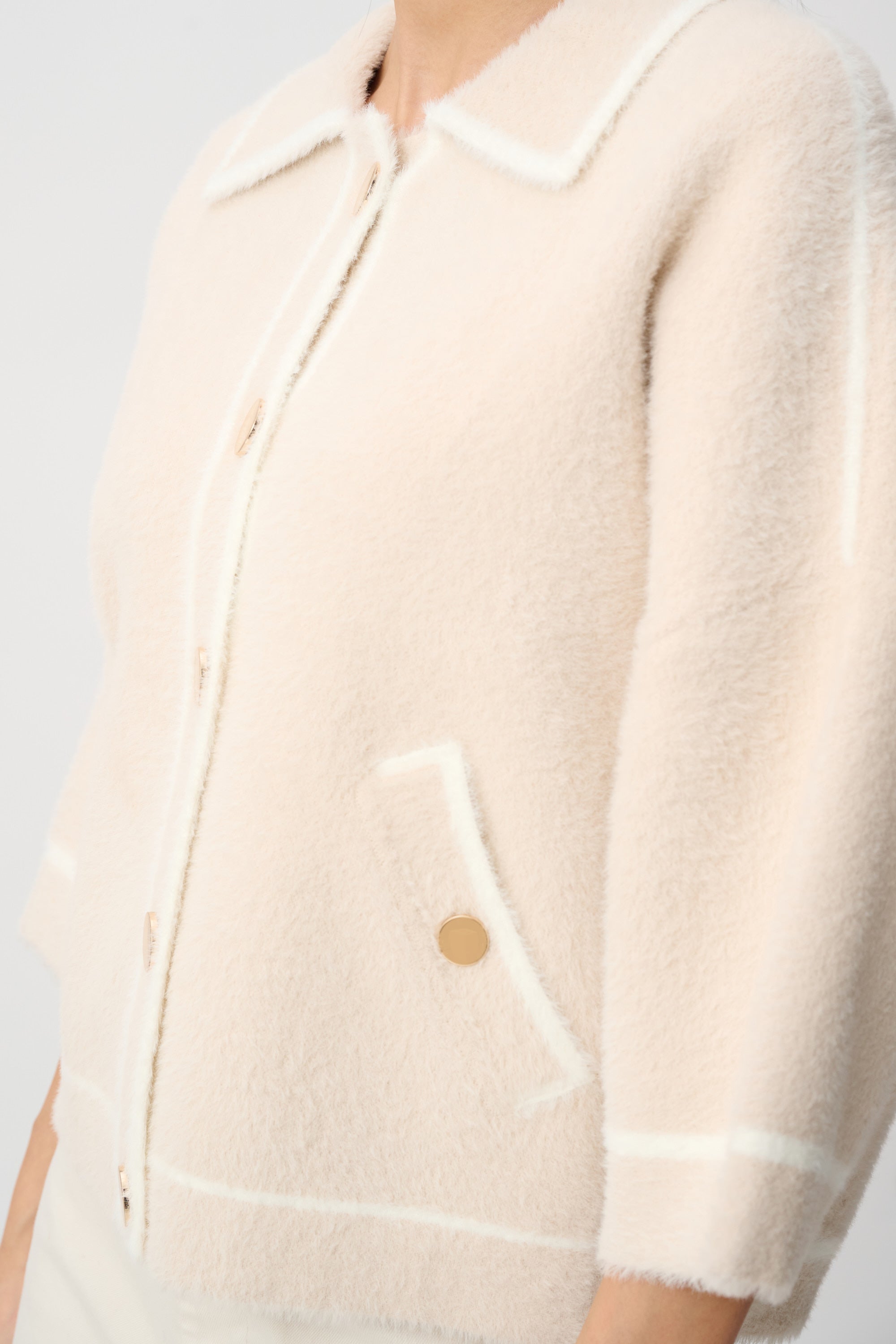 Chaqueta boxy de punto beige con blanco 263950