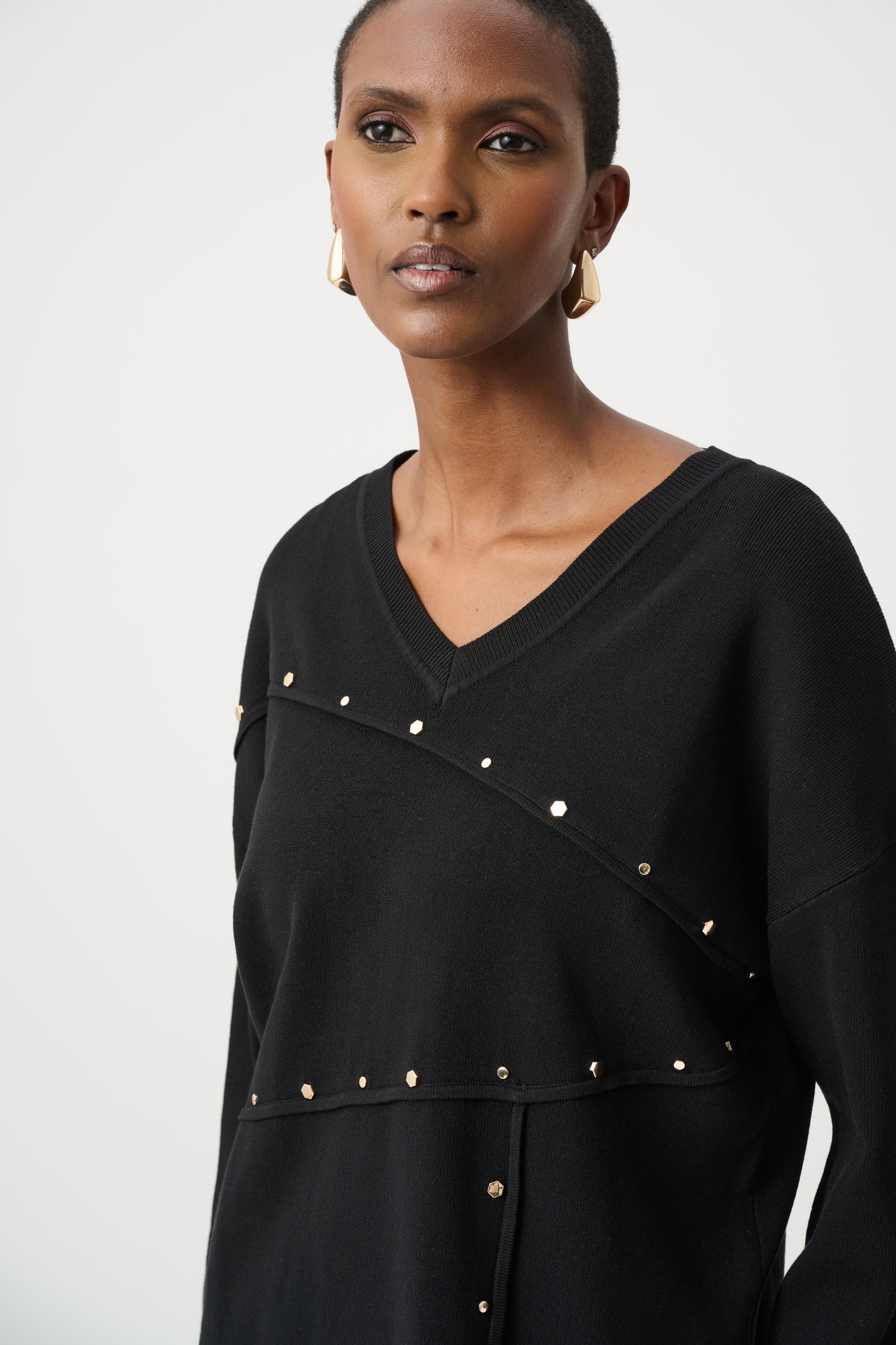 Blusa tejida asimétrica con detalle de tachuelas de metal negro 263961
