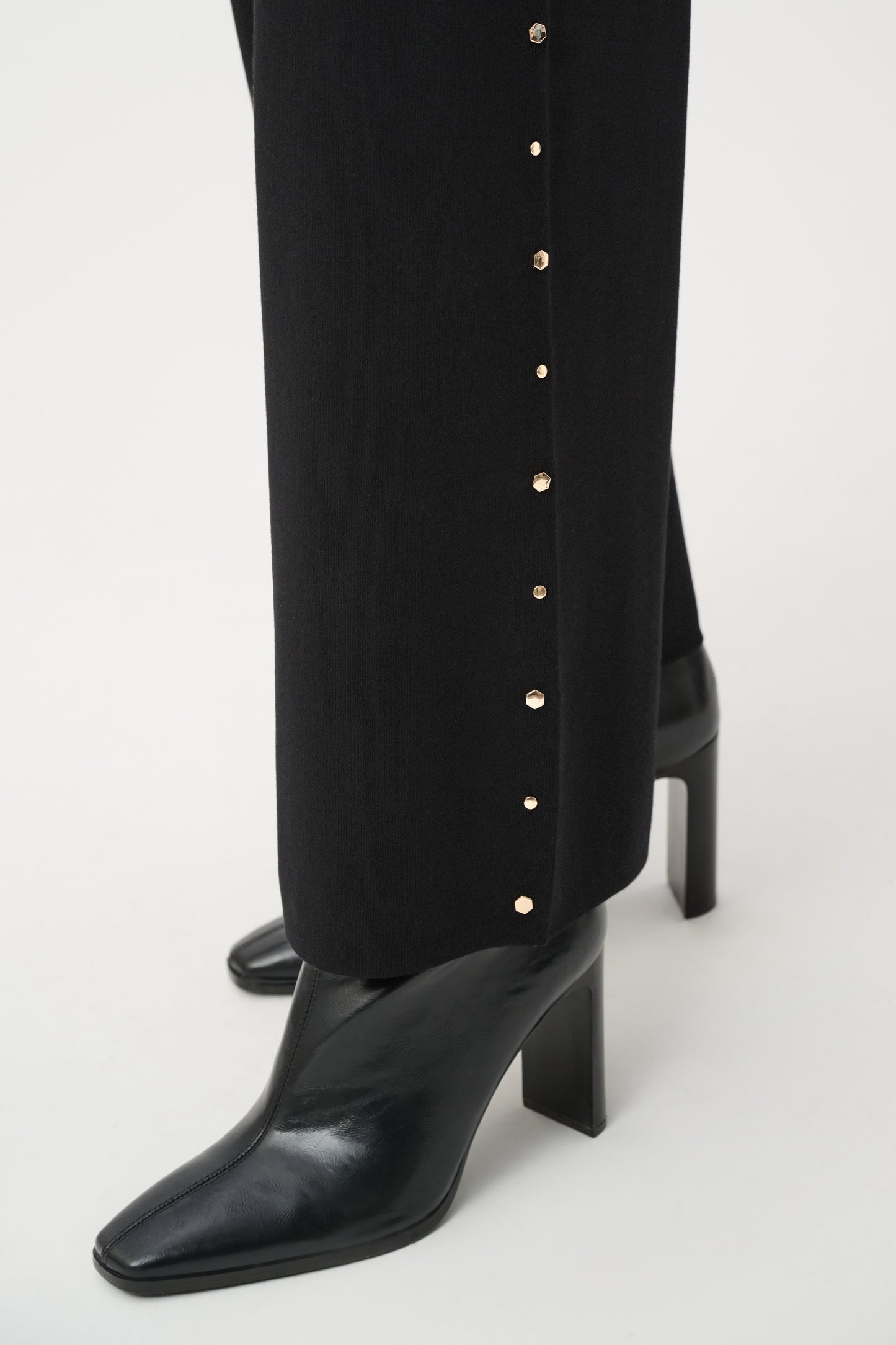 Pantalón jersey de pierna ancha con detalle de clavos metálicos negro 263962