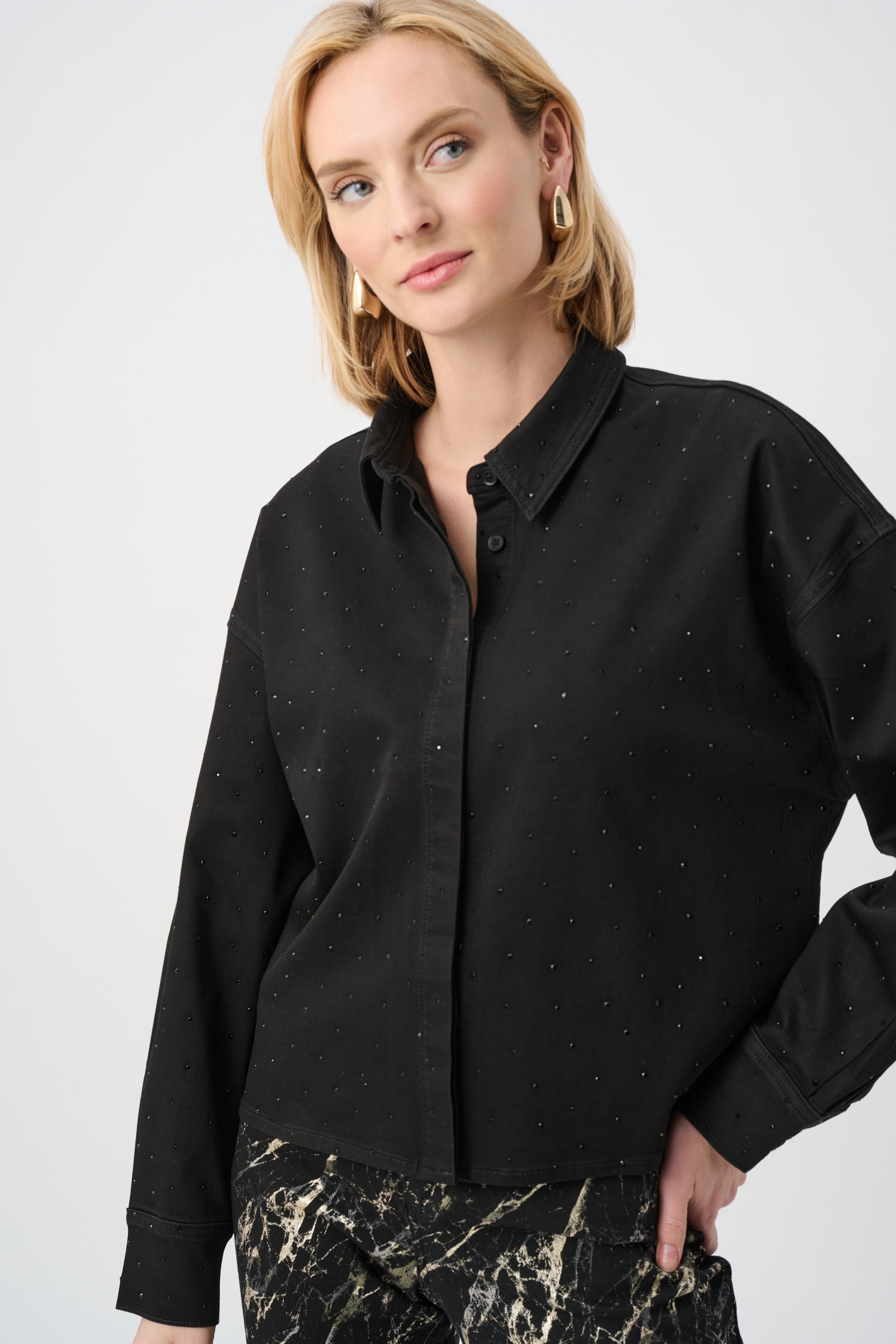 Blusa crop de mezclilla Featherweave con detalle de pedrería negro 263965