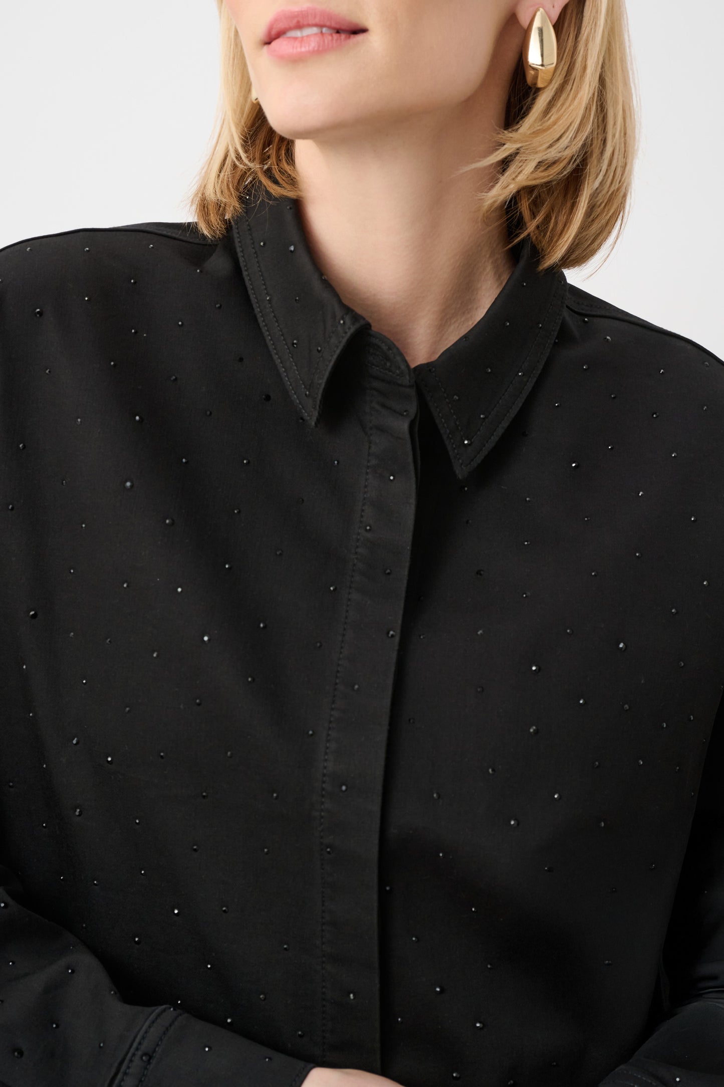 Blusa crop de mezclilla Featherweave con detalle de pedrería negro 263965