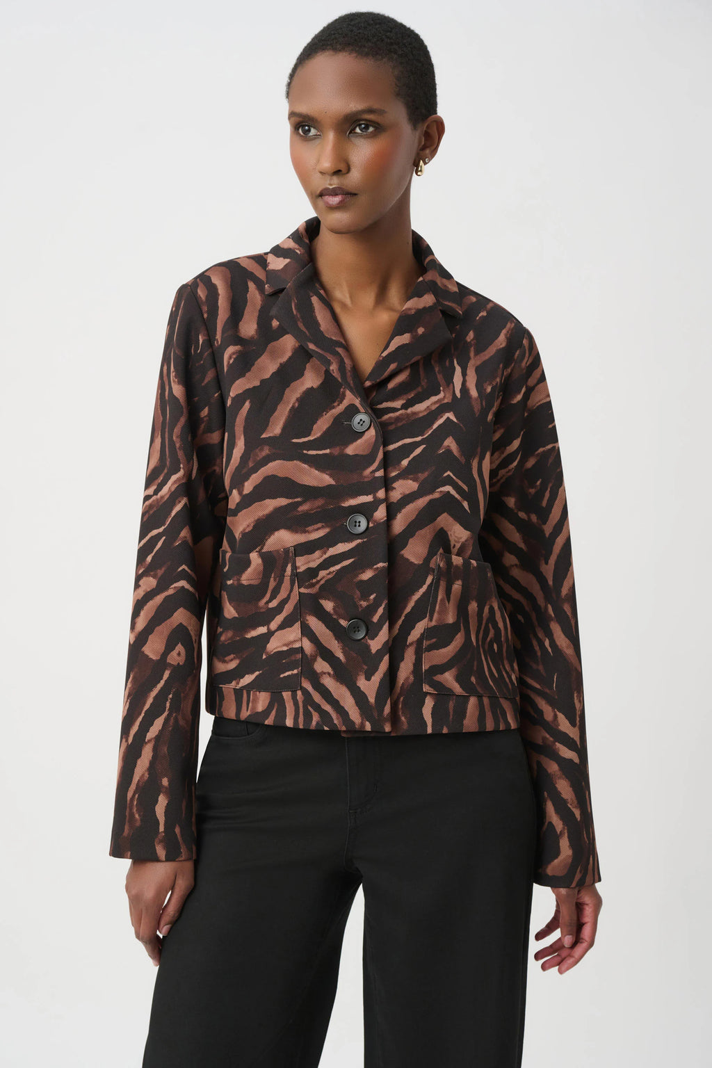 Chaqueta boxy animal print cafe con negro 264042