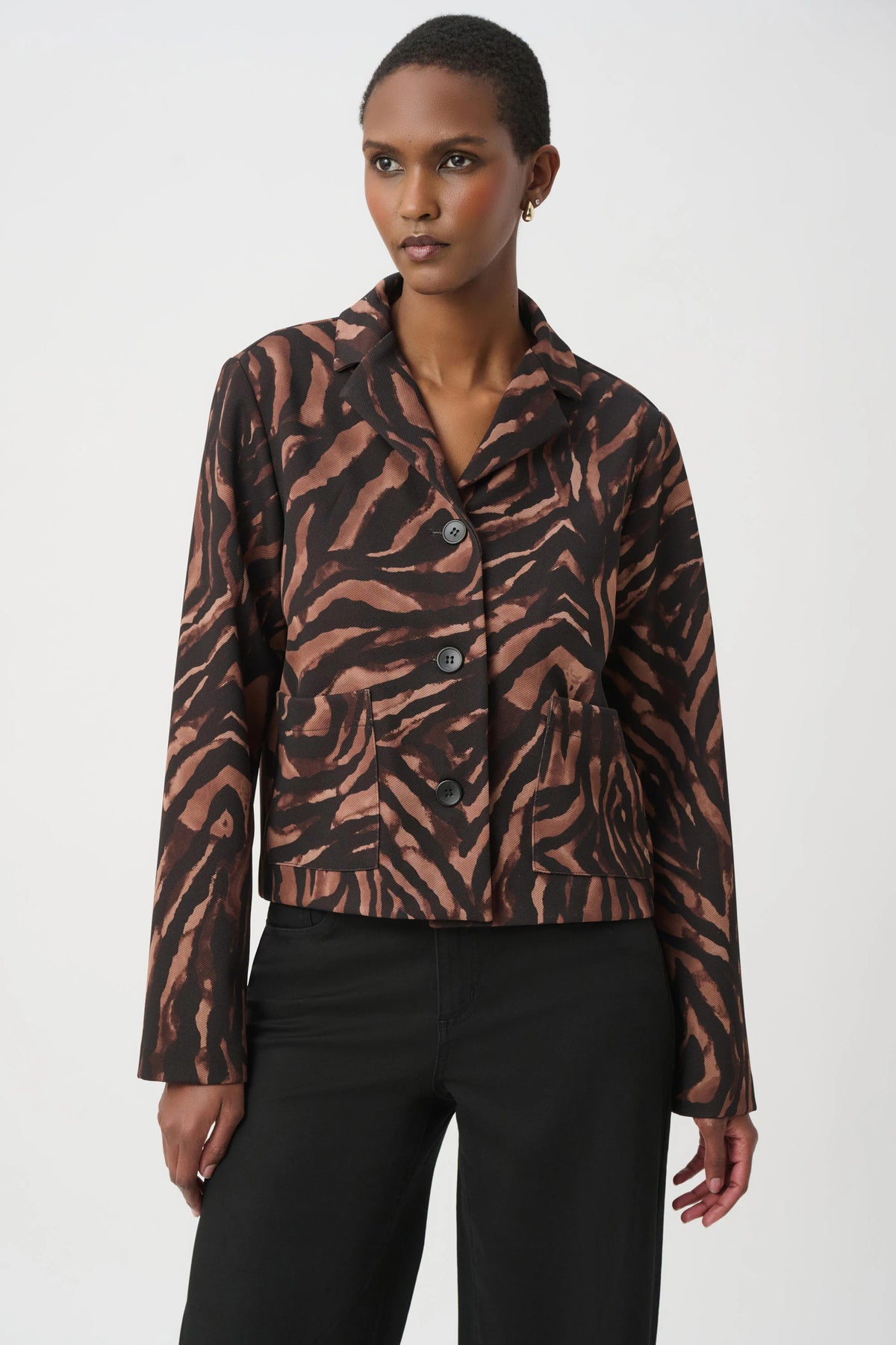 Chaqueta boxy animal print cafe con negro 264042