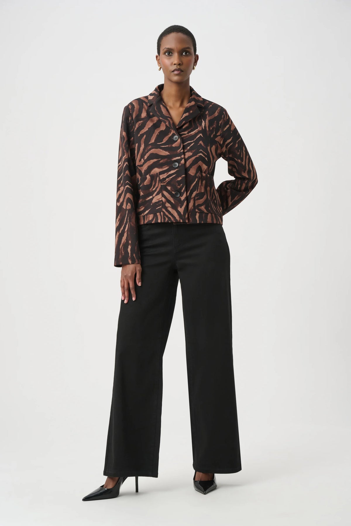 Chaqueta boxy animal print cafe con negro 264042