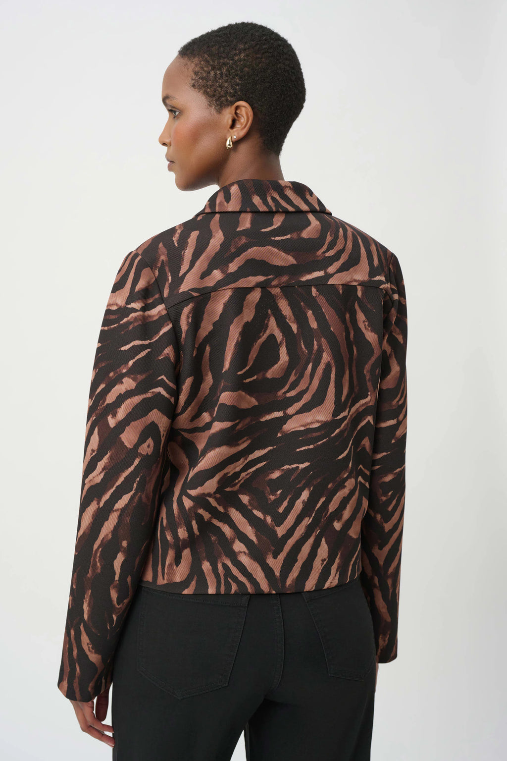 Chaqueta boxy animal print cafe con negro 264042