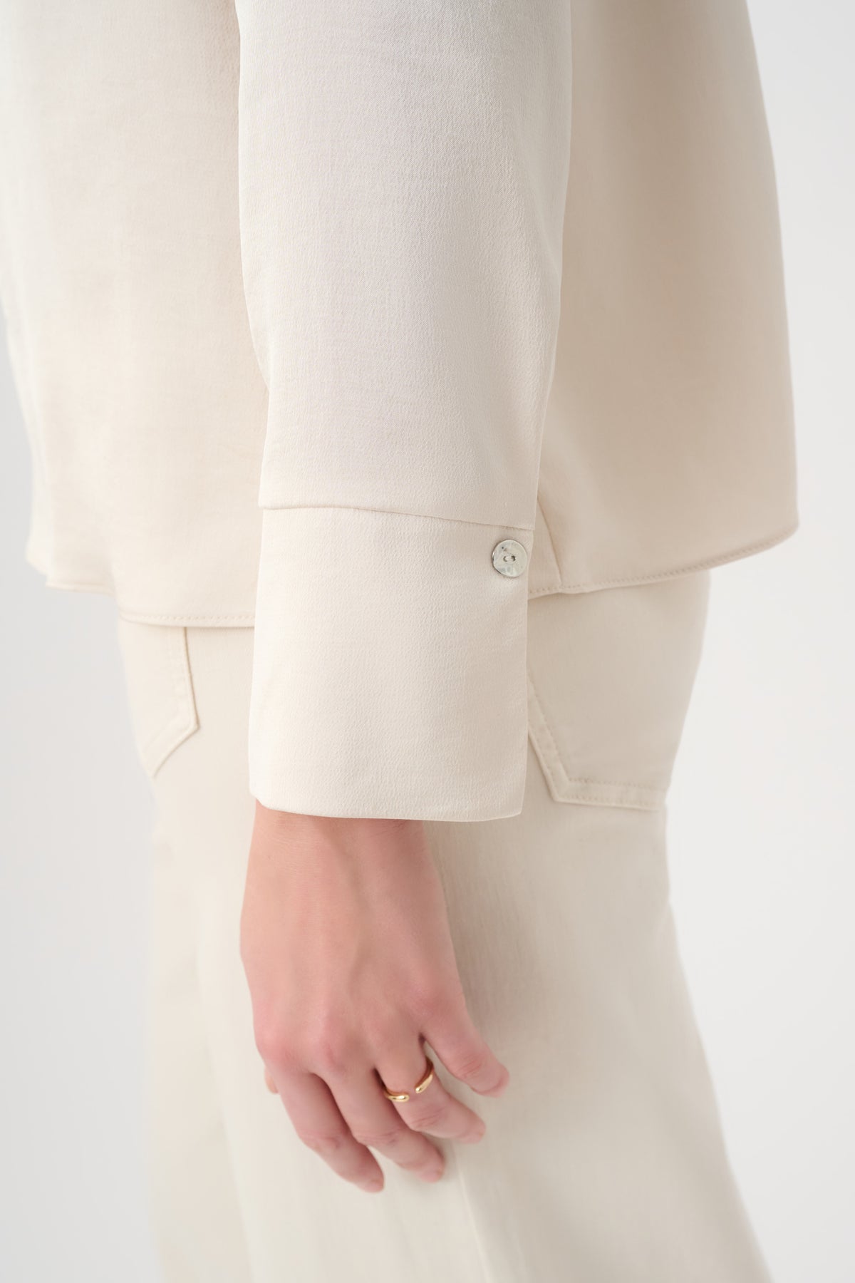 Top con cuello camisero beige 264050
