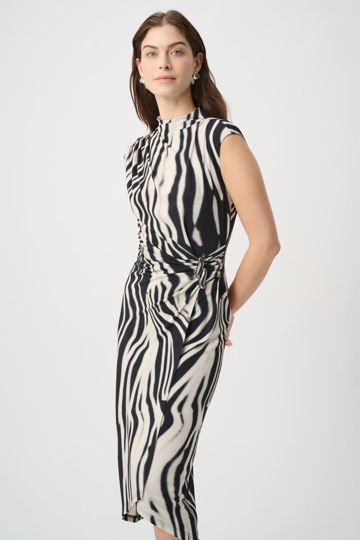 Vestido cruzado animal print blanco con negro 264051