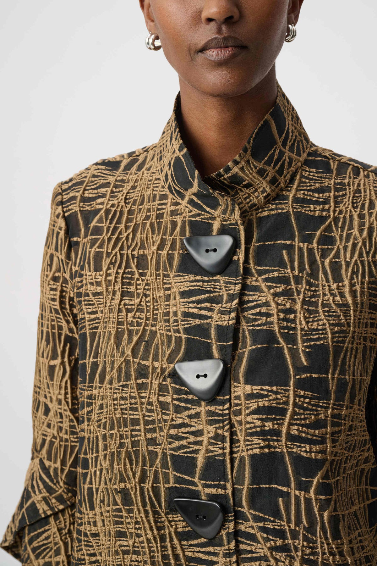 Chaqueta con estampado abstracto negro y oro 264127