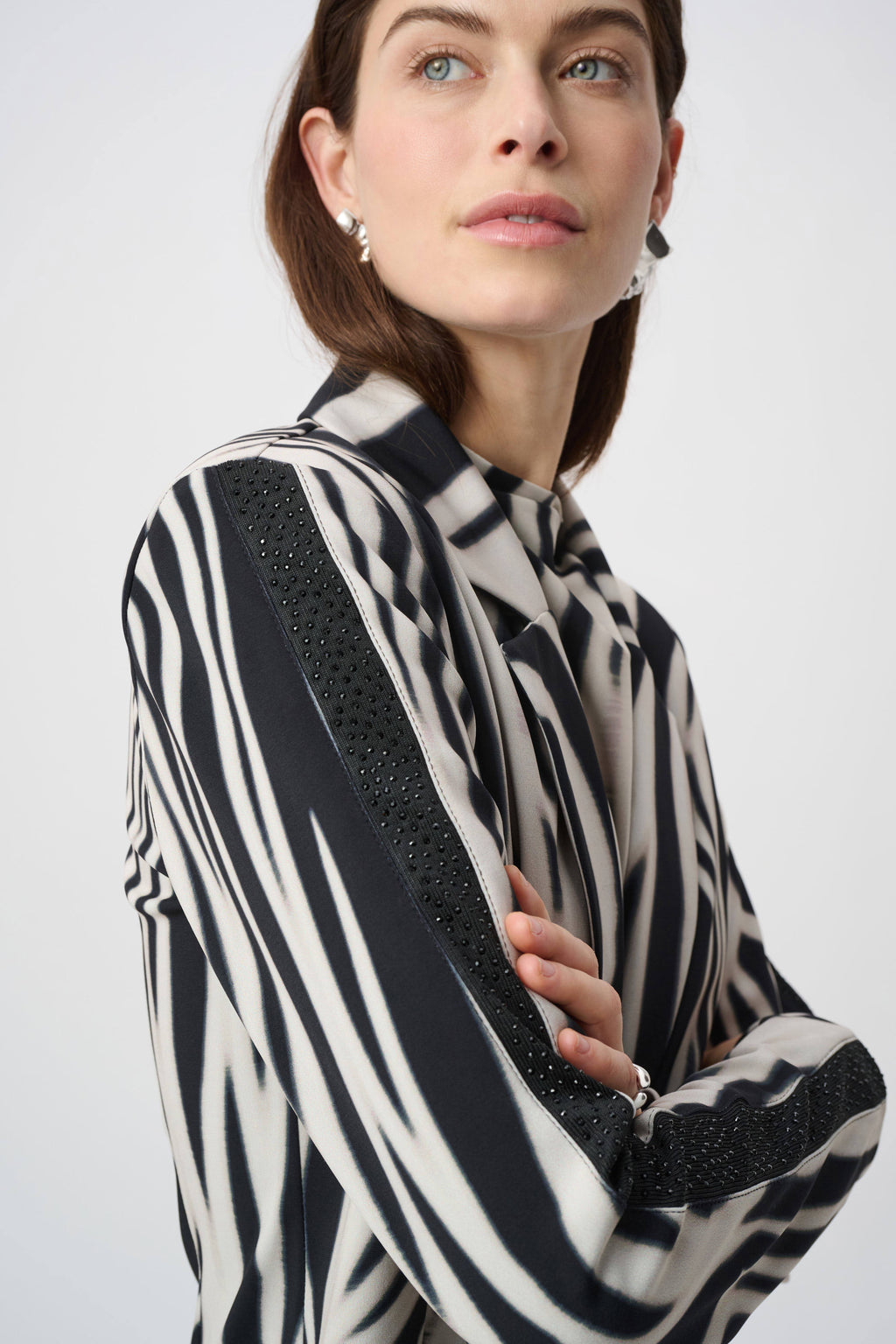 Blazer de animal print con pedrería blanco y negro 264129
