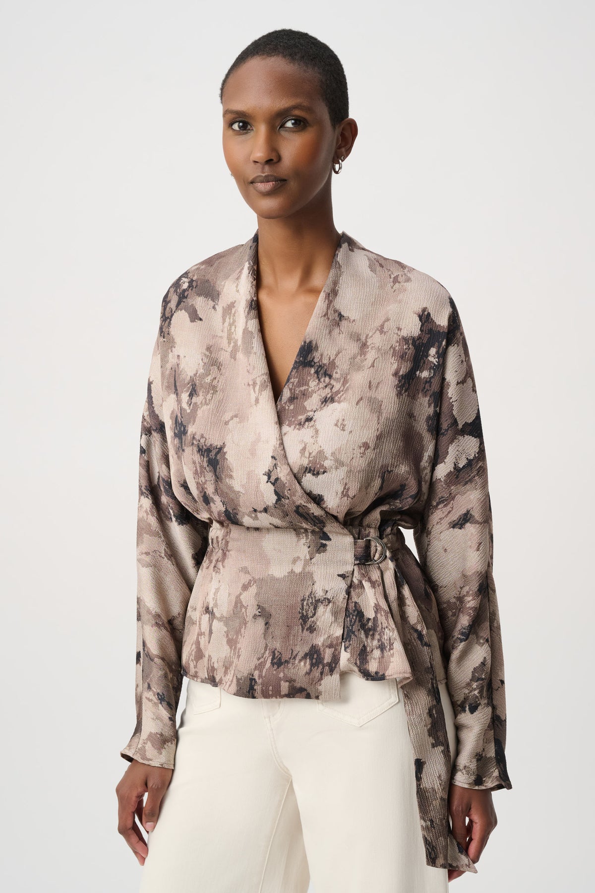 Top cruzado con estampado abstracto beige multicolor 264149