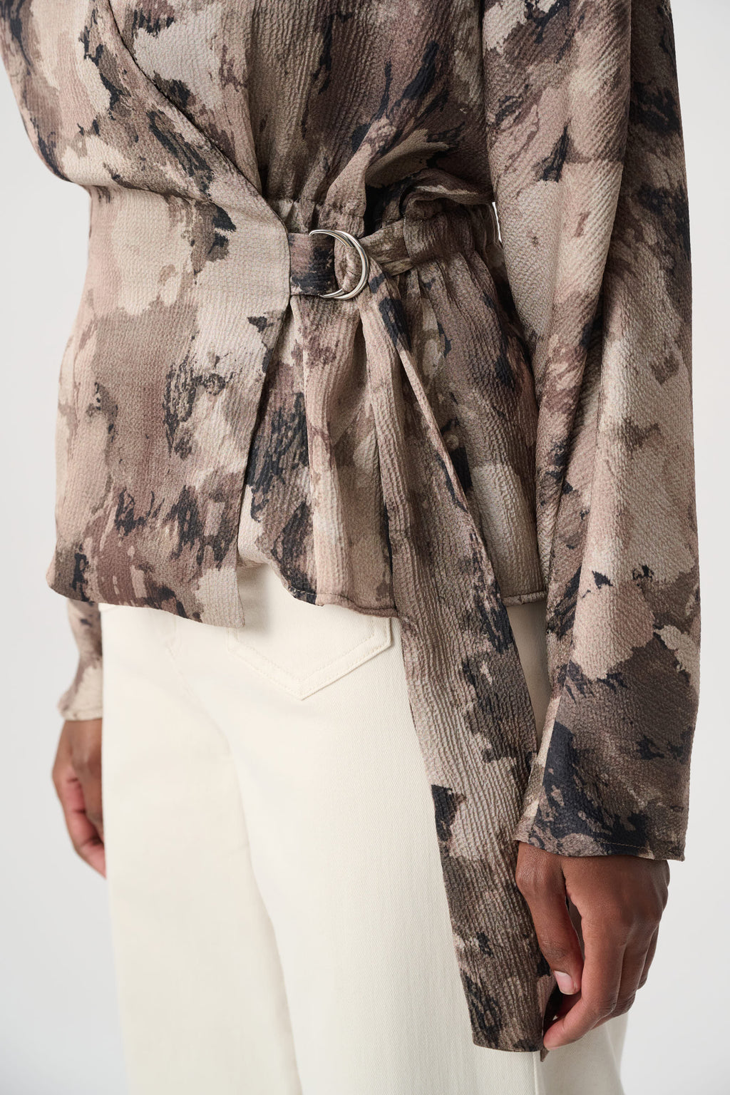 Top cruzado con estampado abstracto beige multicolor 264149