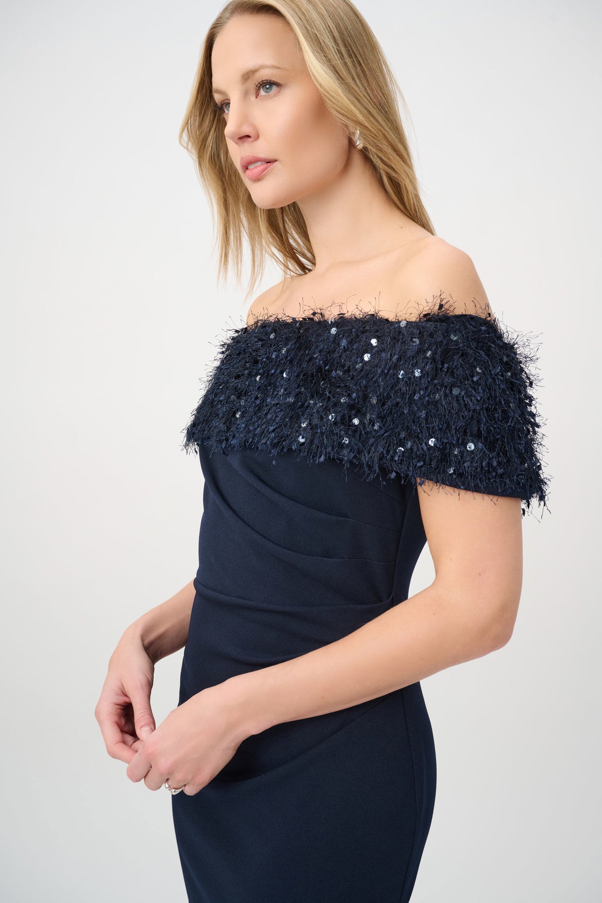Vestido trompeta con flecos y hombros descubiertos azul marino 264713