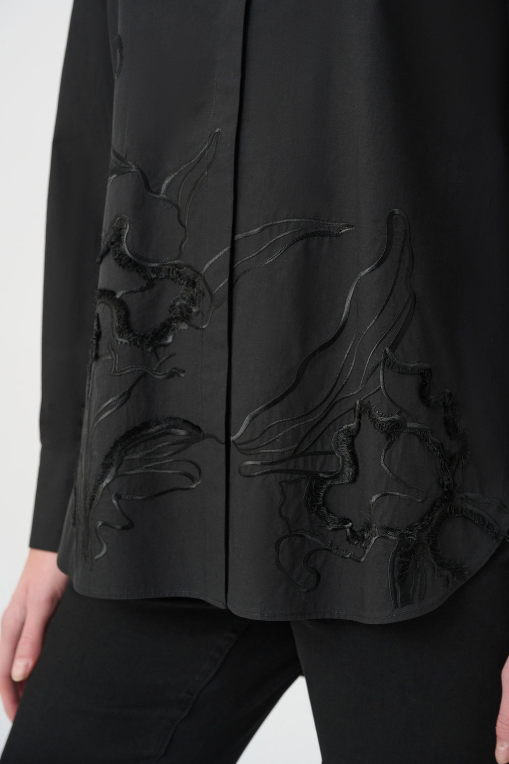 Blusa camisera bordada con botones negro 264904
