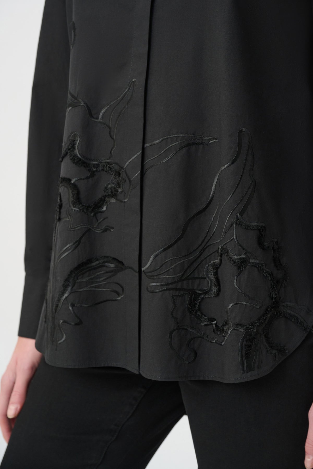 Blusa camisera bordada con botones negro 264904