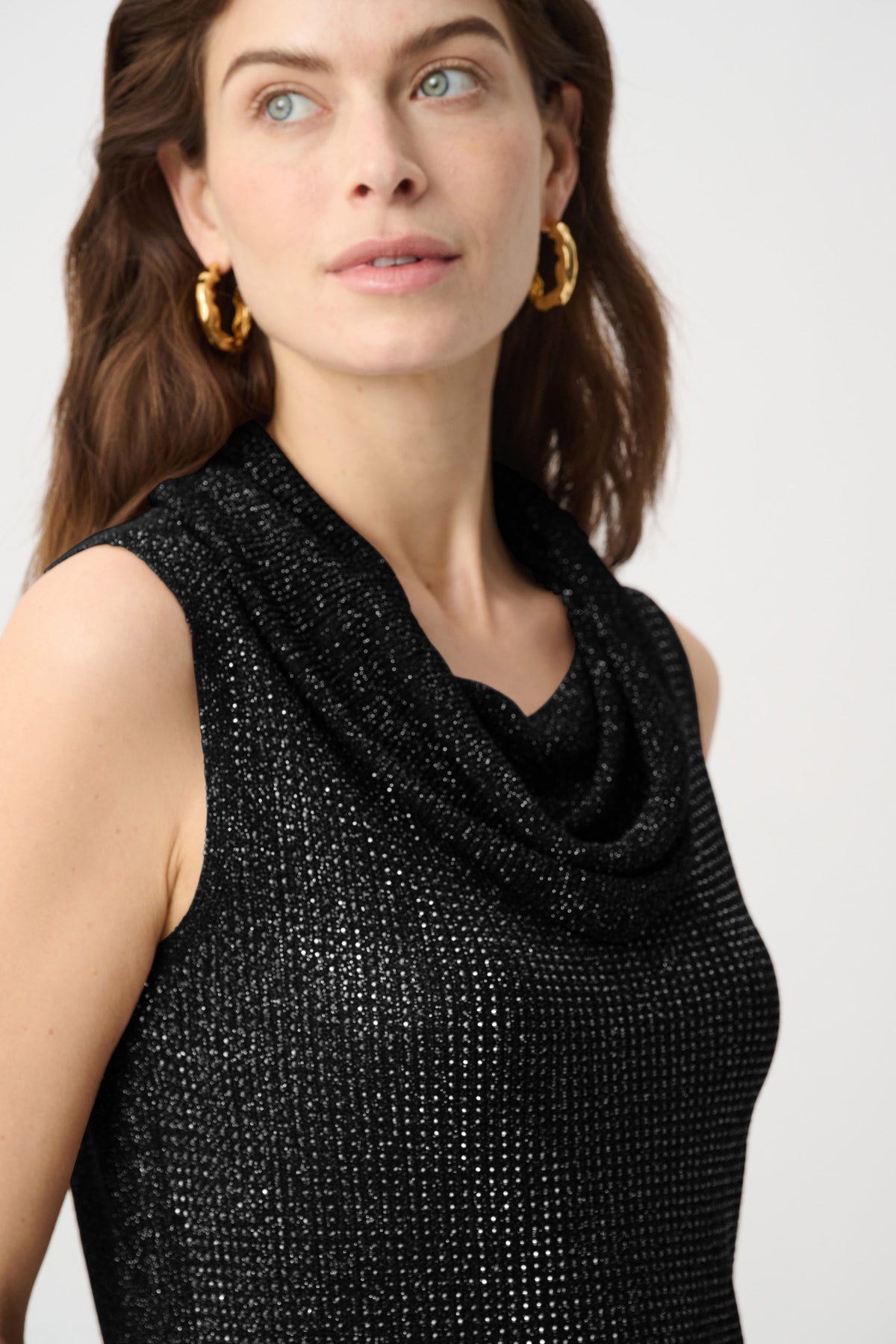 Blusa sin mangas con cuello drapeado con pedrería negro 264929