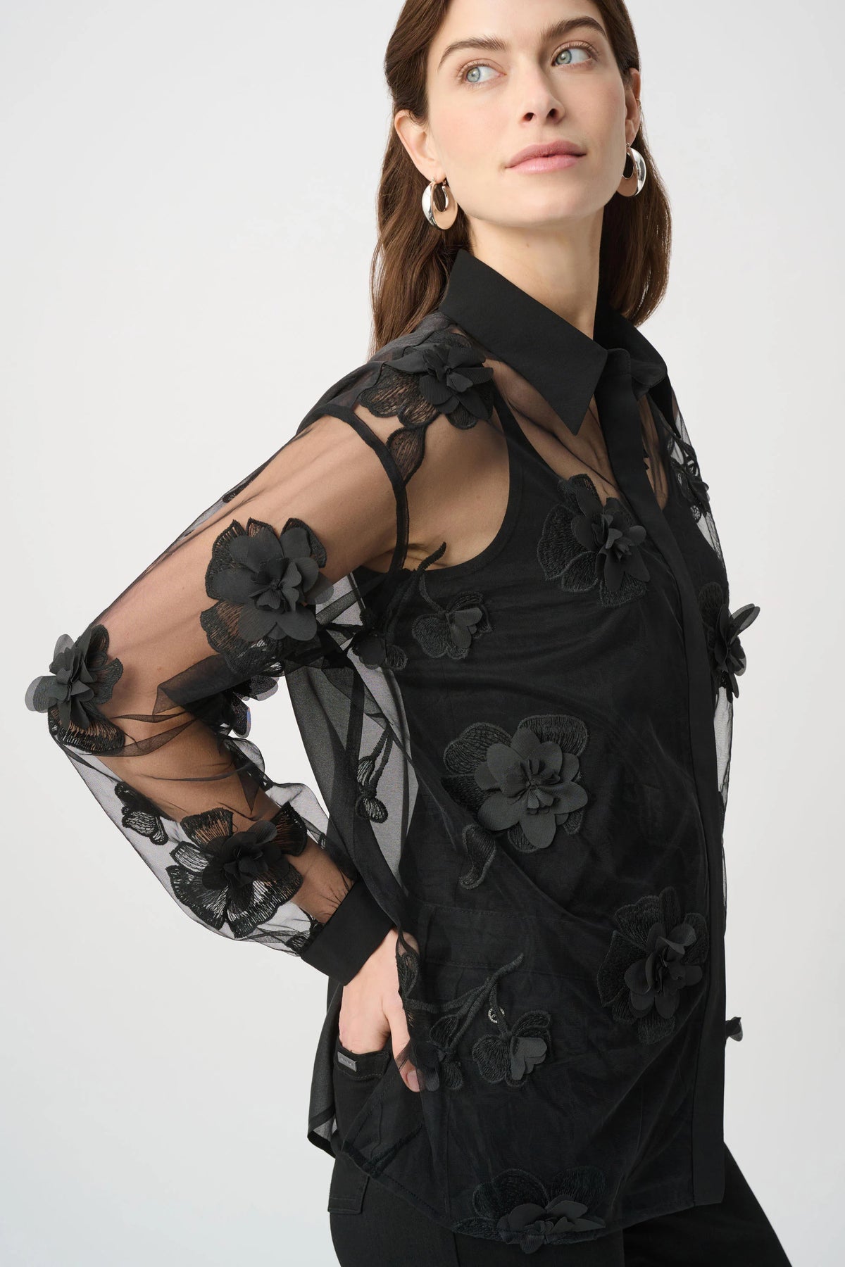 Blusa con aplique de flores de textura transparente negro 264945