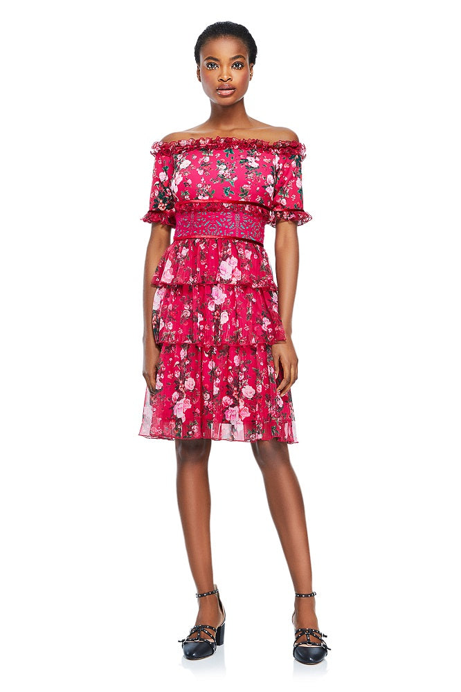 Vestido rosa con motivos florares y hombro descubiertos AZA17466MX