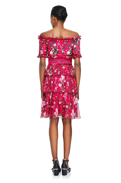 Vestido rosa con motivos florares y hombro descubiertos AZA17466MX