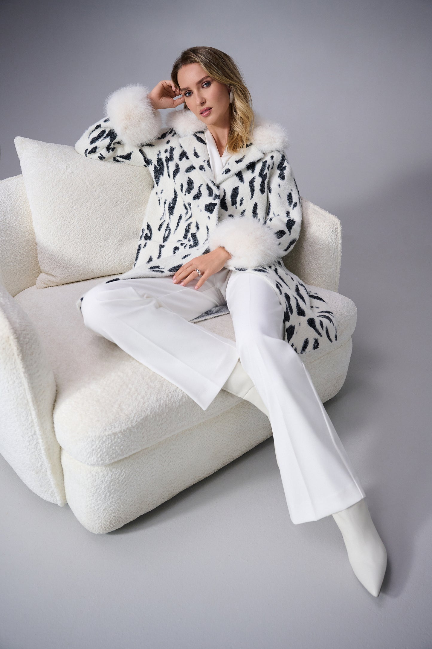 Abrigo con estampado animal y ribetes de peluche blanco y negro 253904