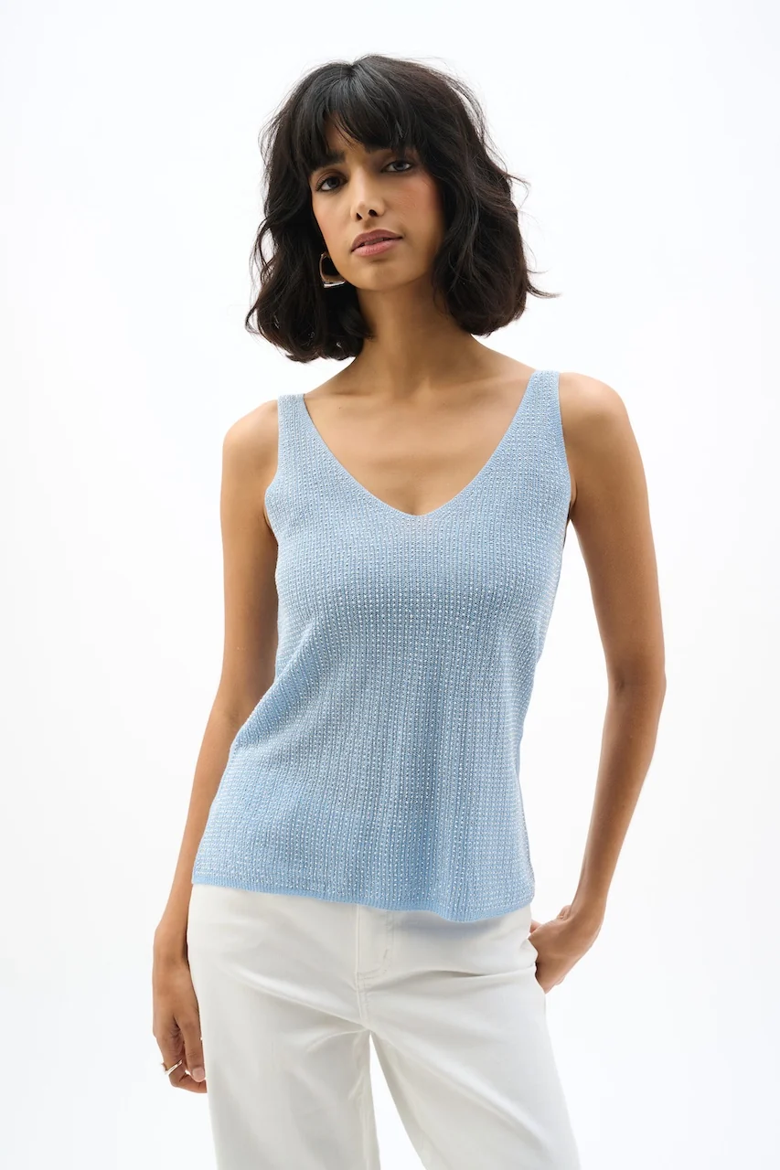 Blusa sin mangas metalizada con pedrería azul cielo 252915S2