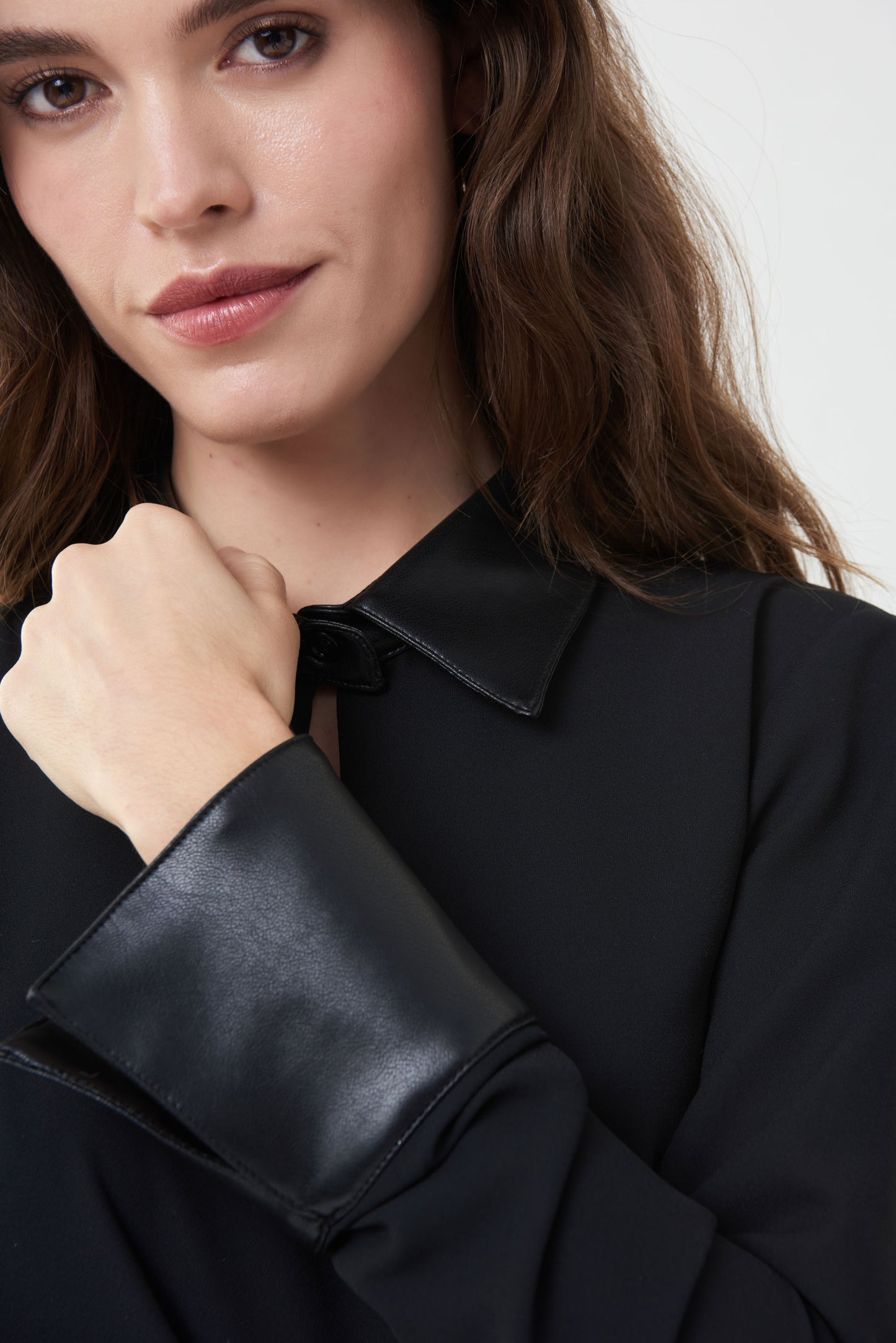 Blusa negra con ecopiel 223047