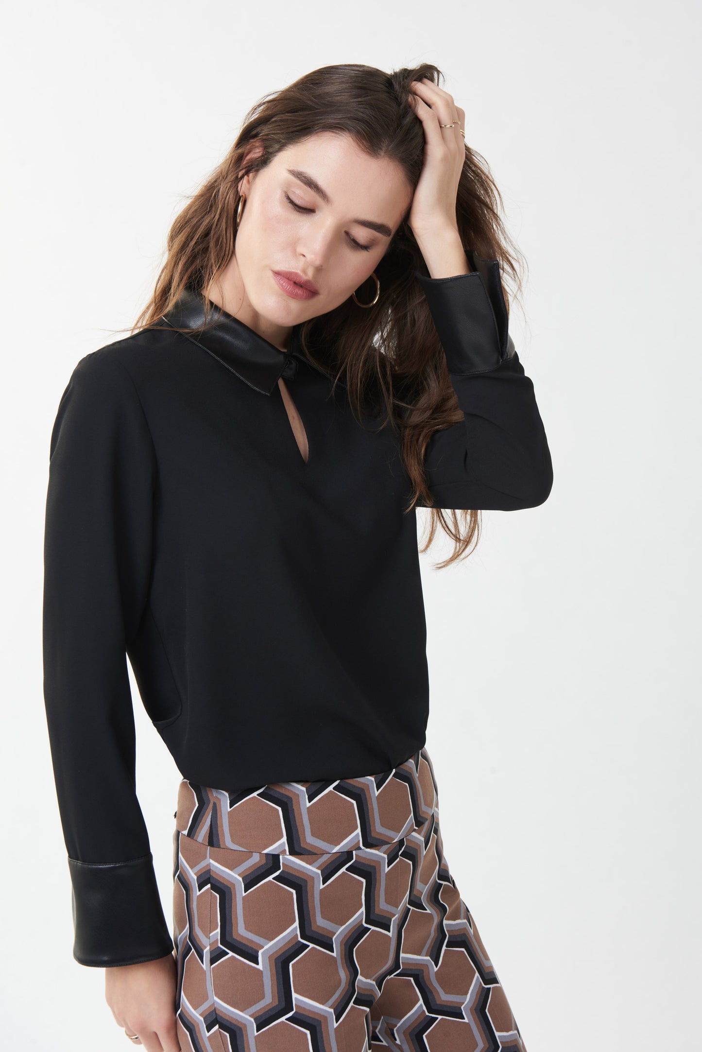 Blusa negra con ecopiel 223047