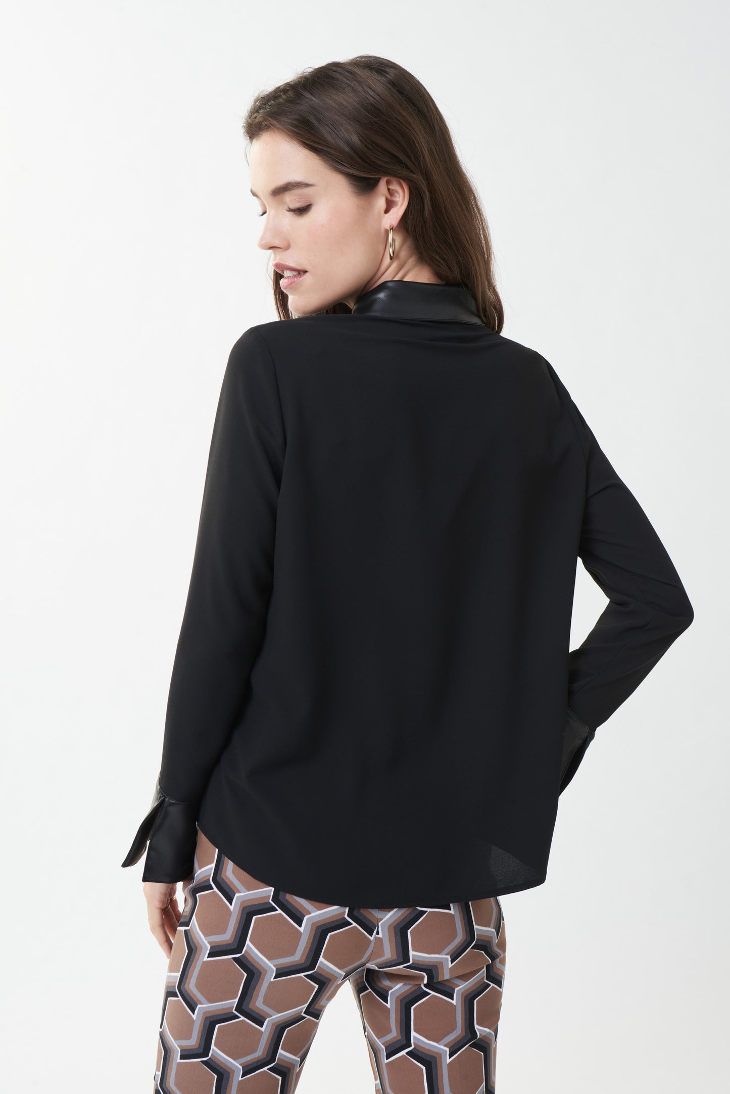 Blusa negra con ecopiel 223047