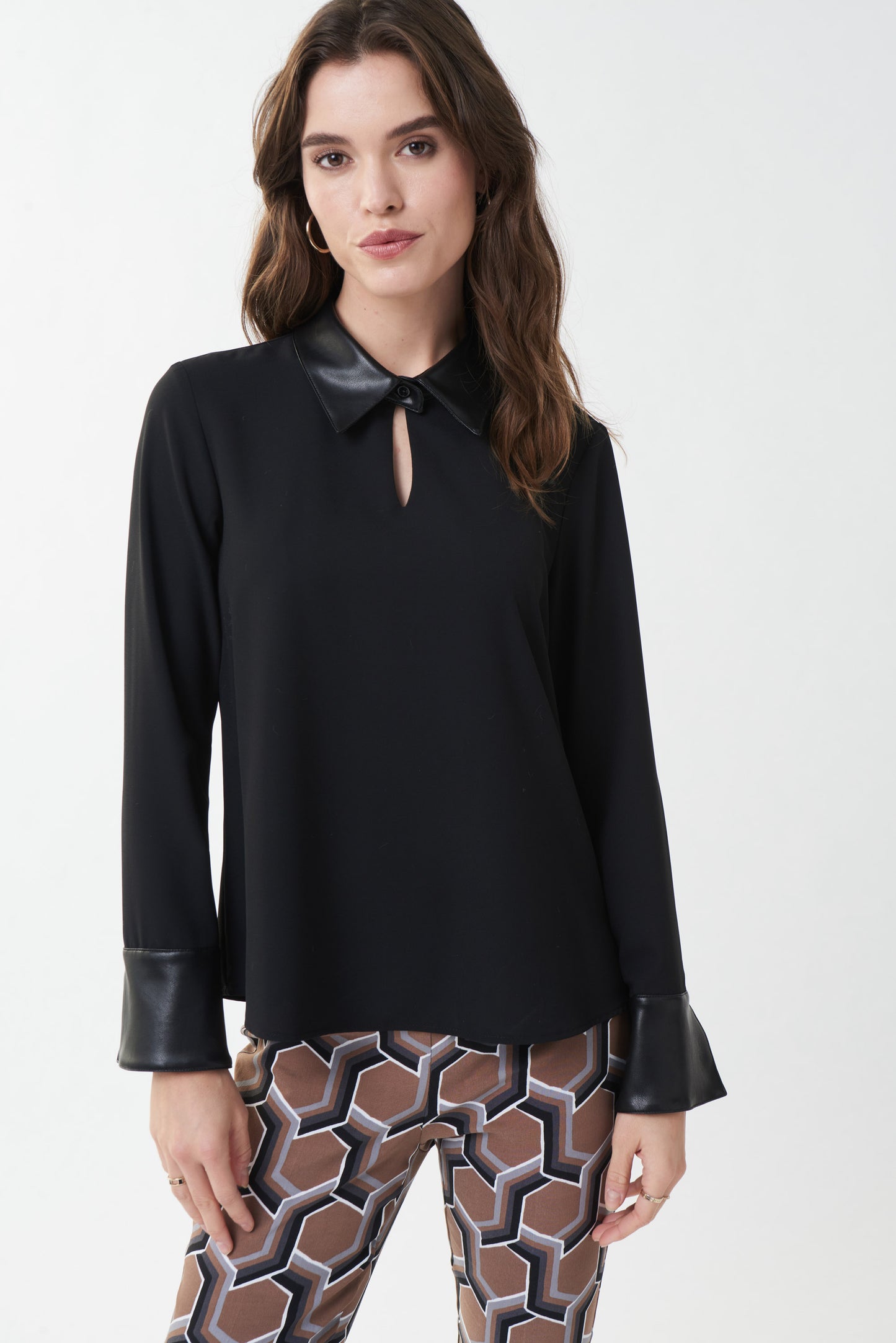 Blusa negra con ecopiel 223047