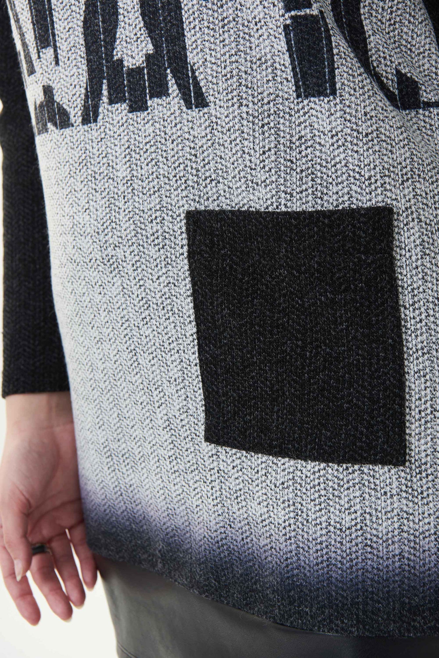 Blusón gris con letras y capucha 223050