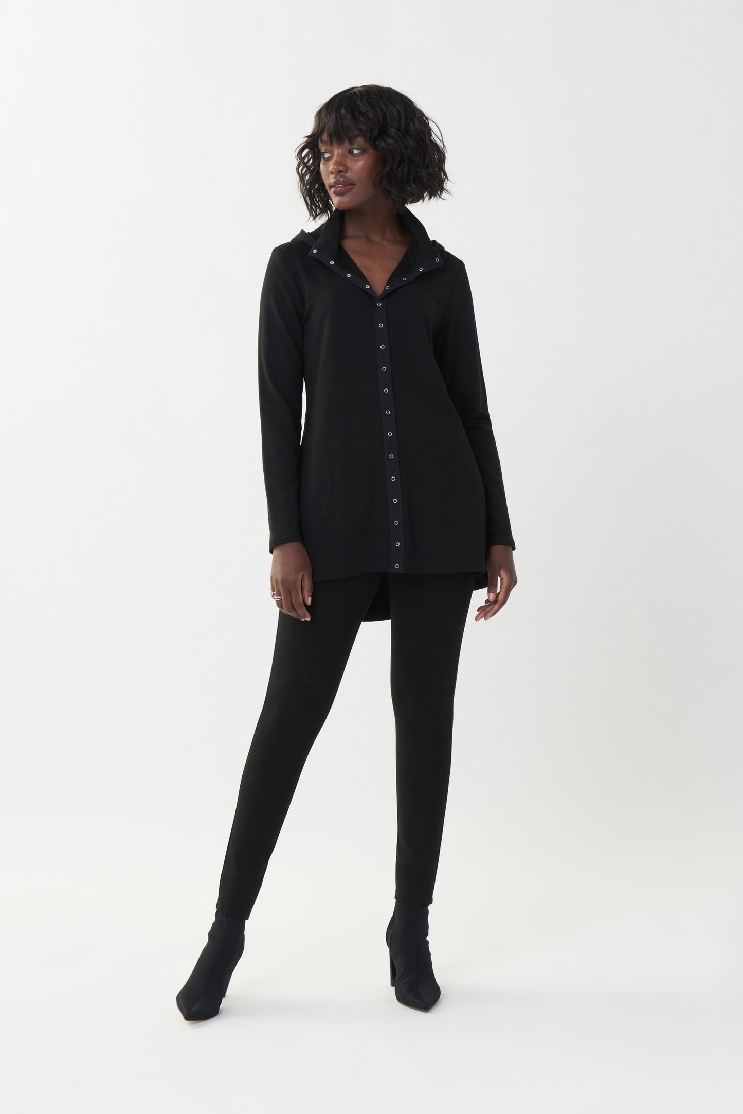 Blusón negro con capucha 223076