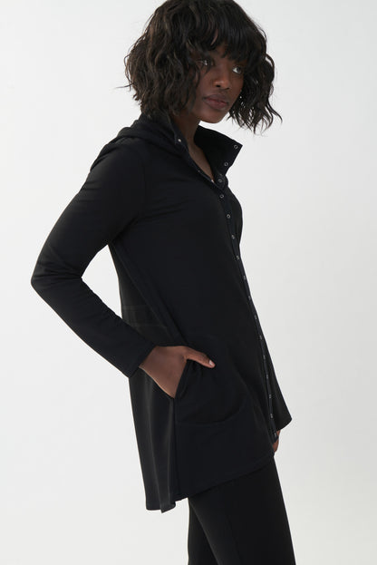 Blusón negro con capucha 223076