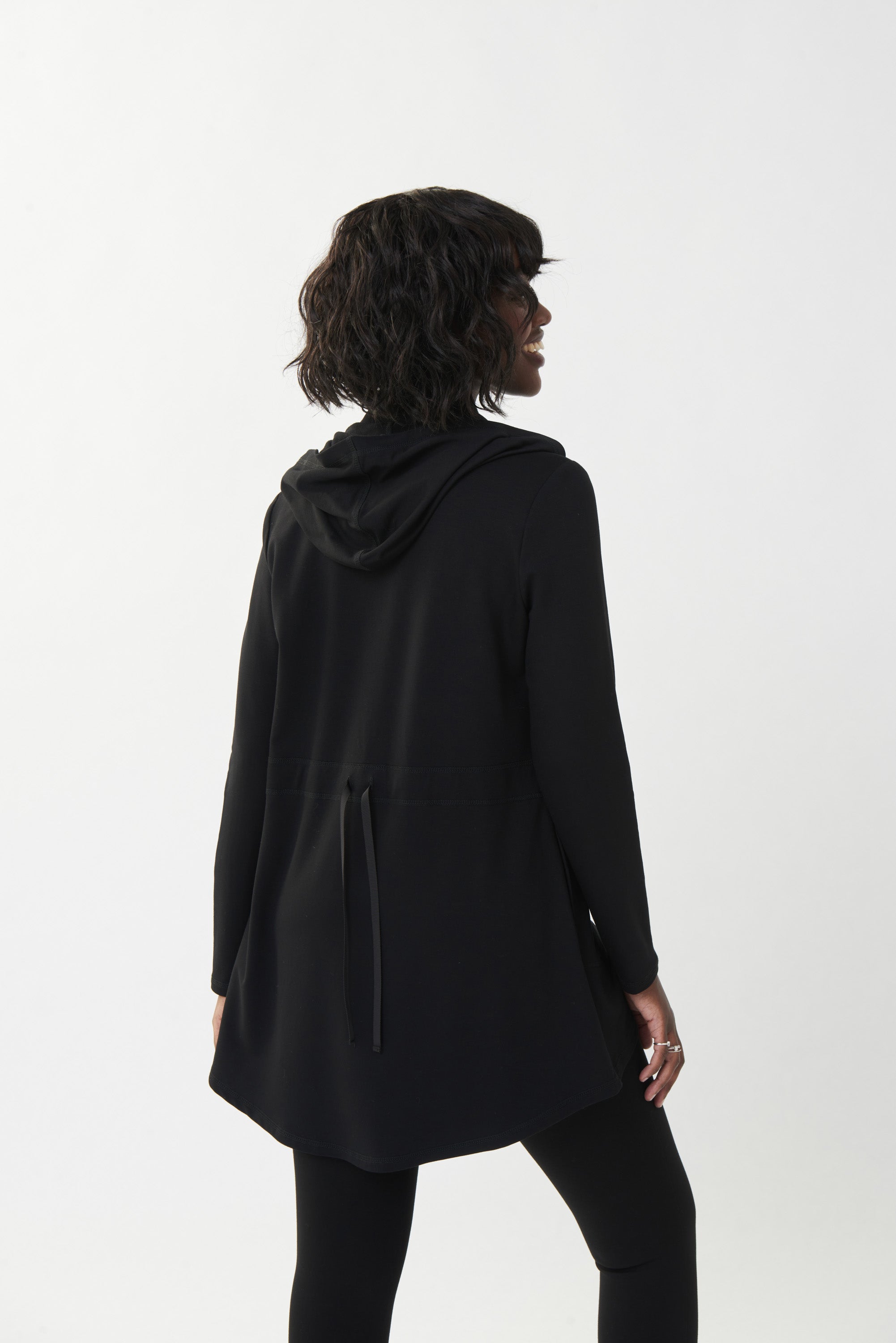 Blusón negro con capucha 223076