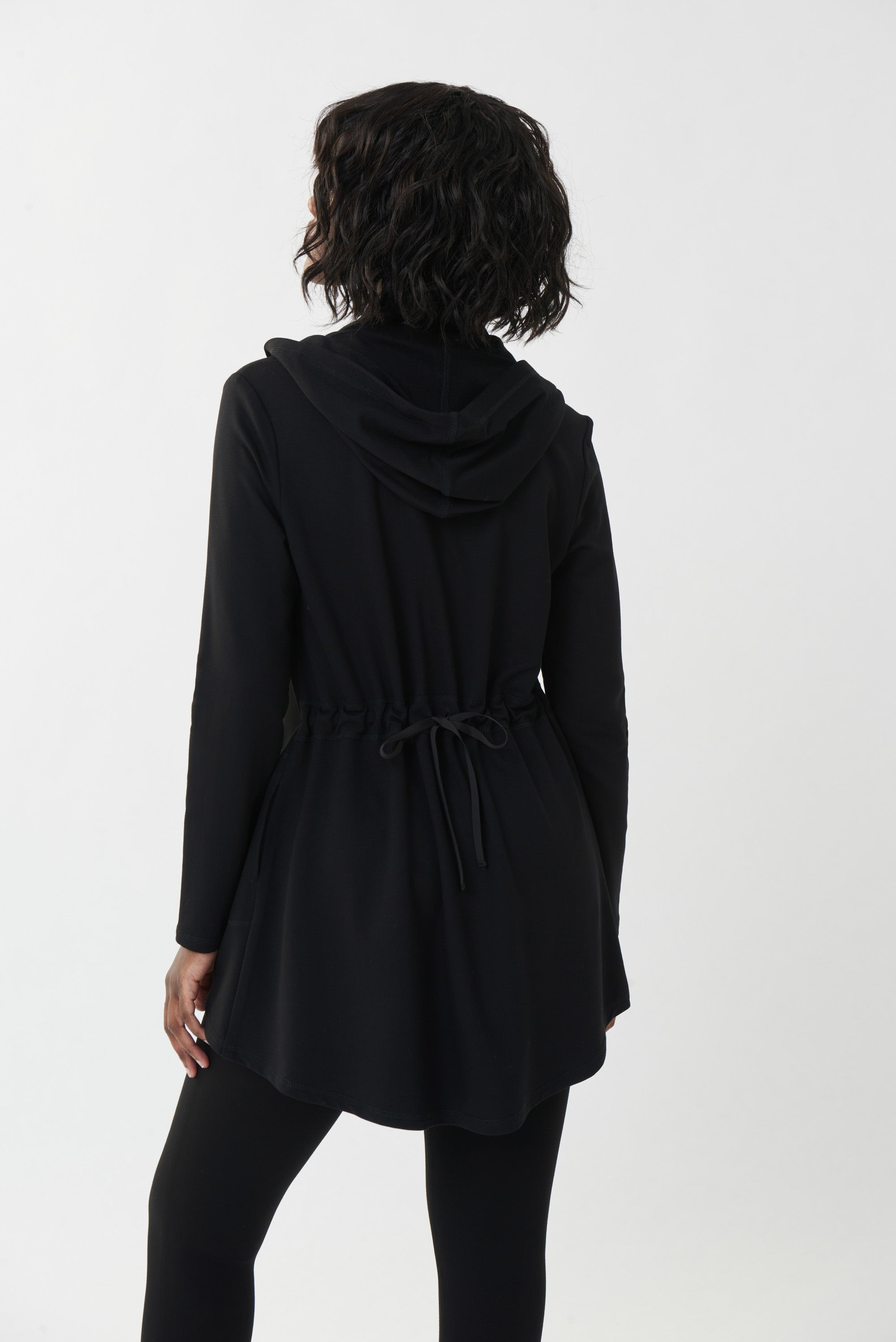 Blusón negro con capucha 223076