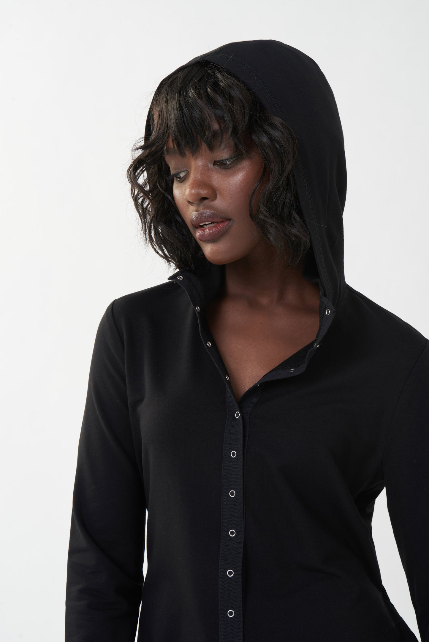 Blusón negro con capucha 223076