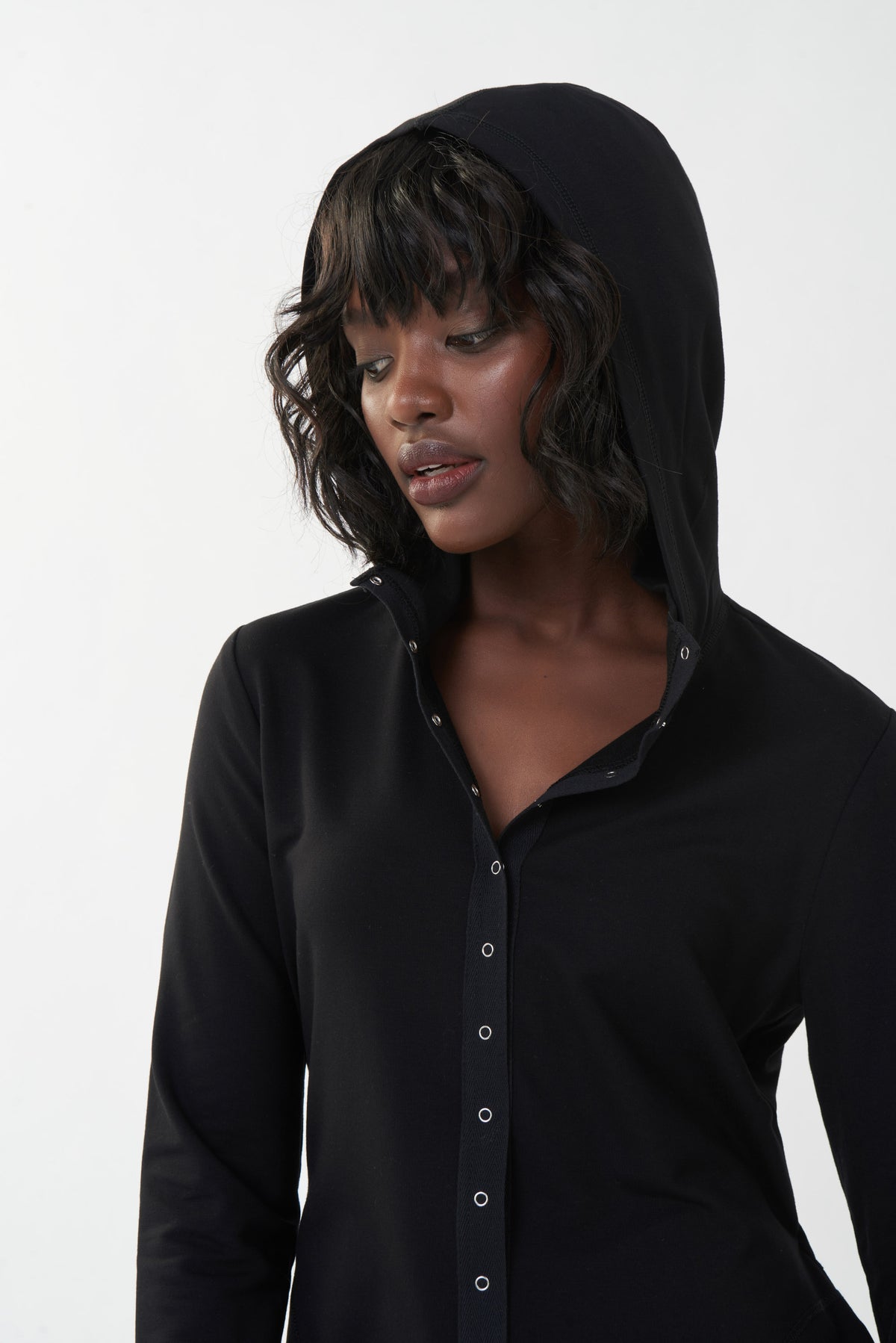 Blusón negro con capucha 223076