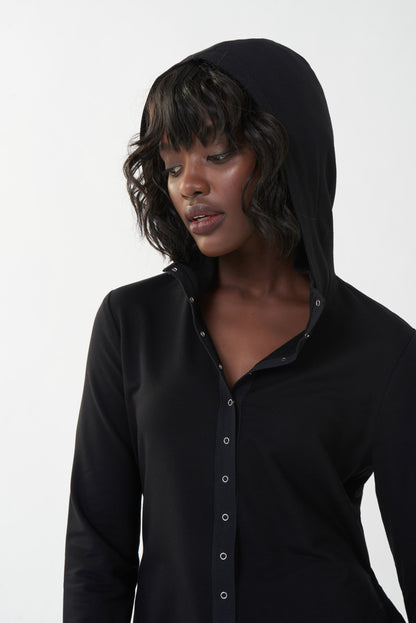 Blusón negro con capucha 223076