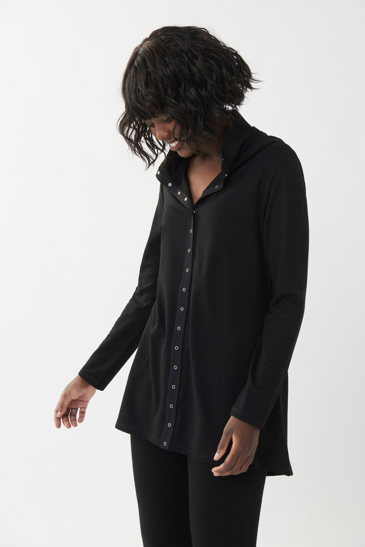 Blusón negro con capucha 223076