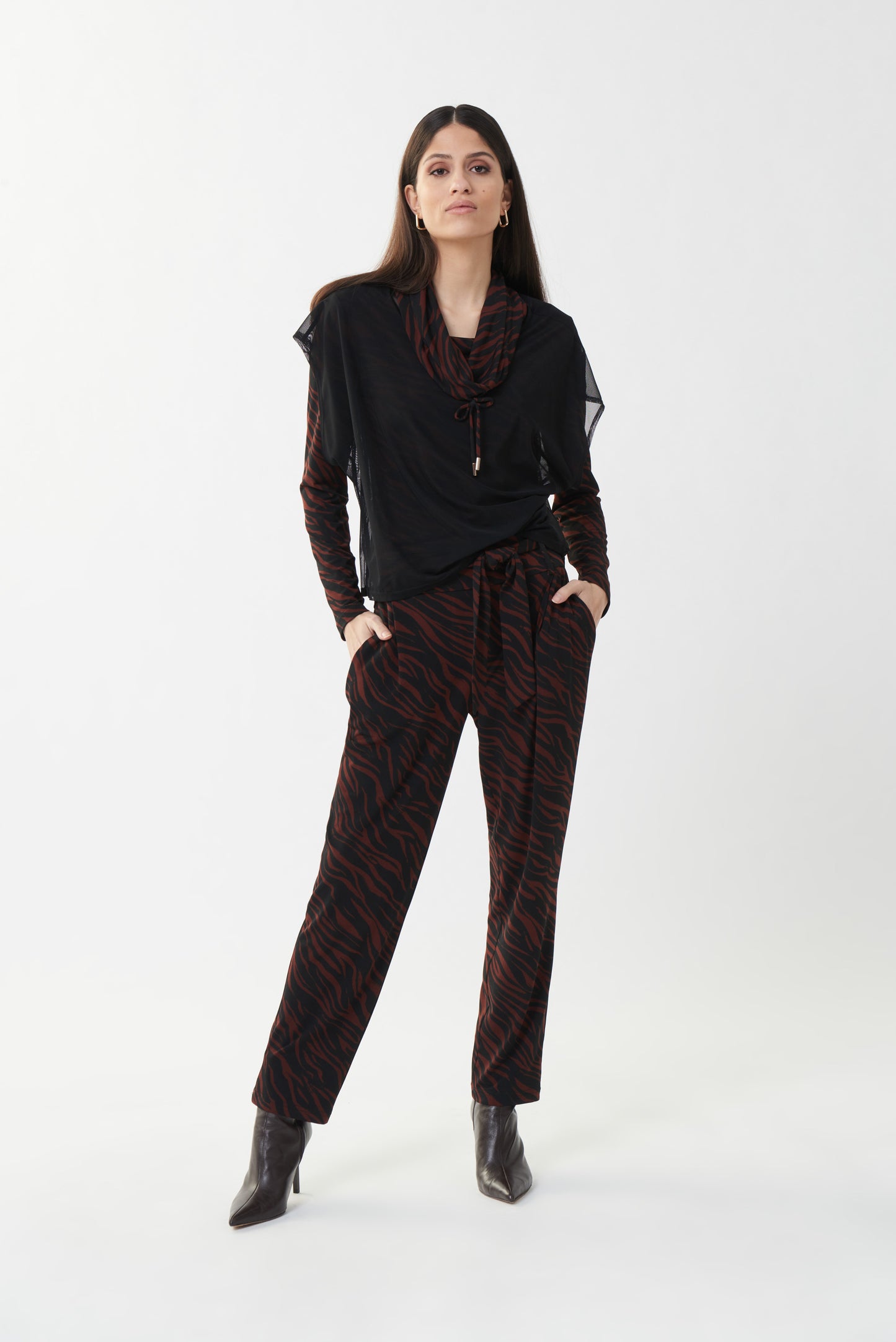 Blusón negro con capucha 223076