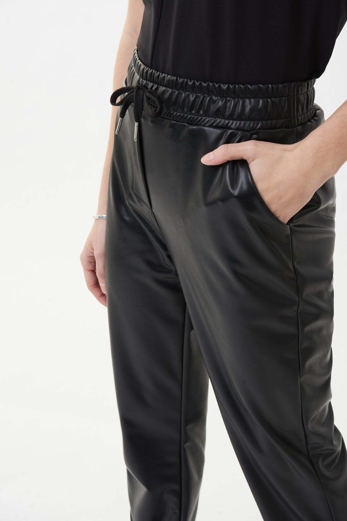 Pantalón jogger negro polipiel 223166