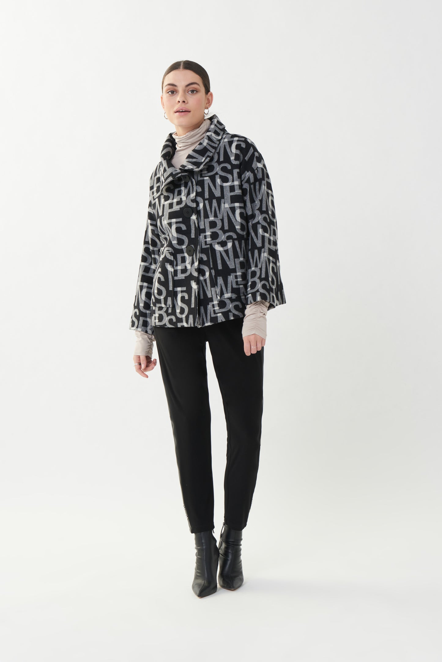 Abrigo negro con letras 223970