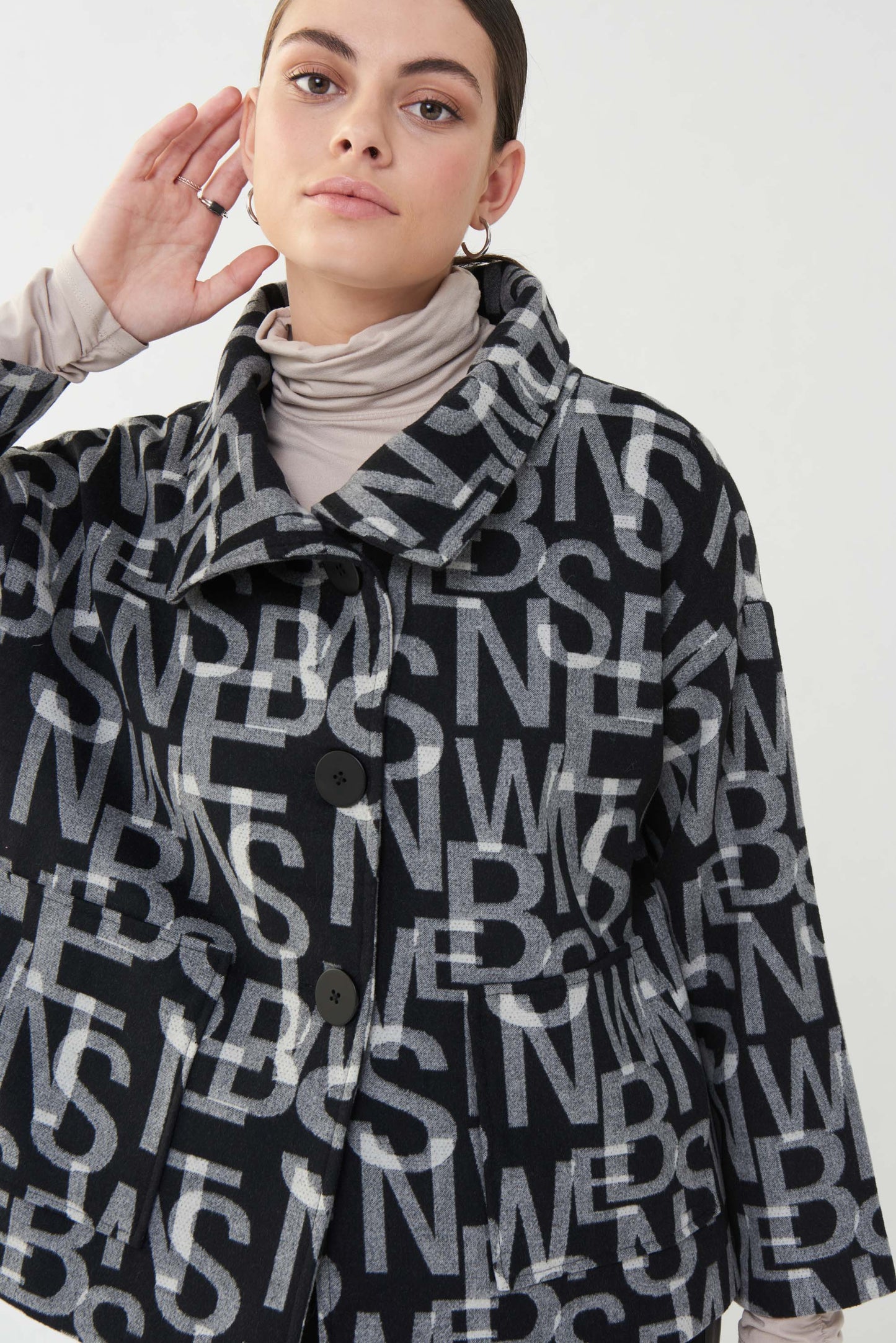 Abrigo negro con letras 223970