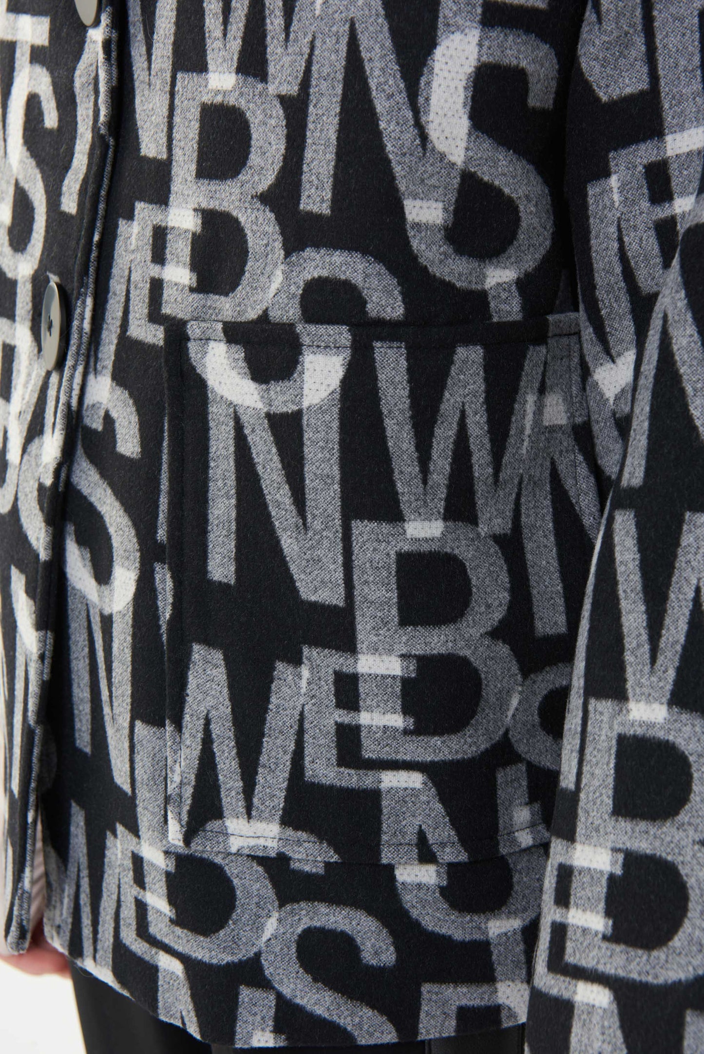 Abrigo negro con letras 223970