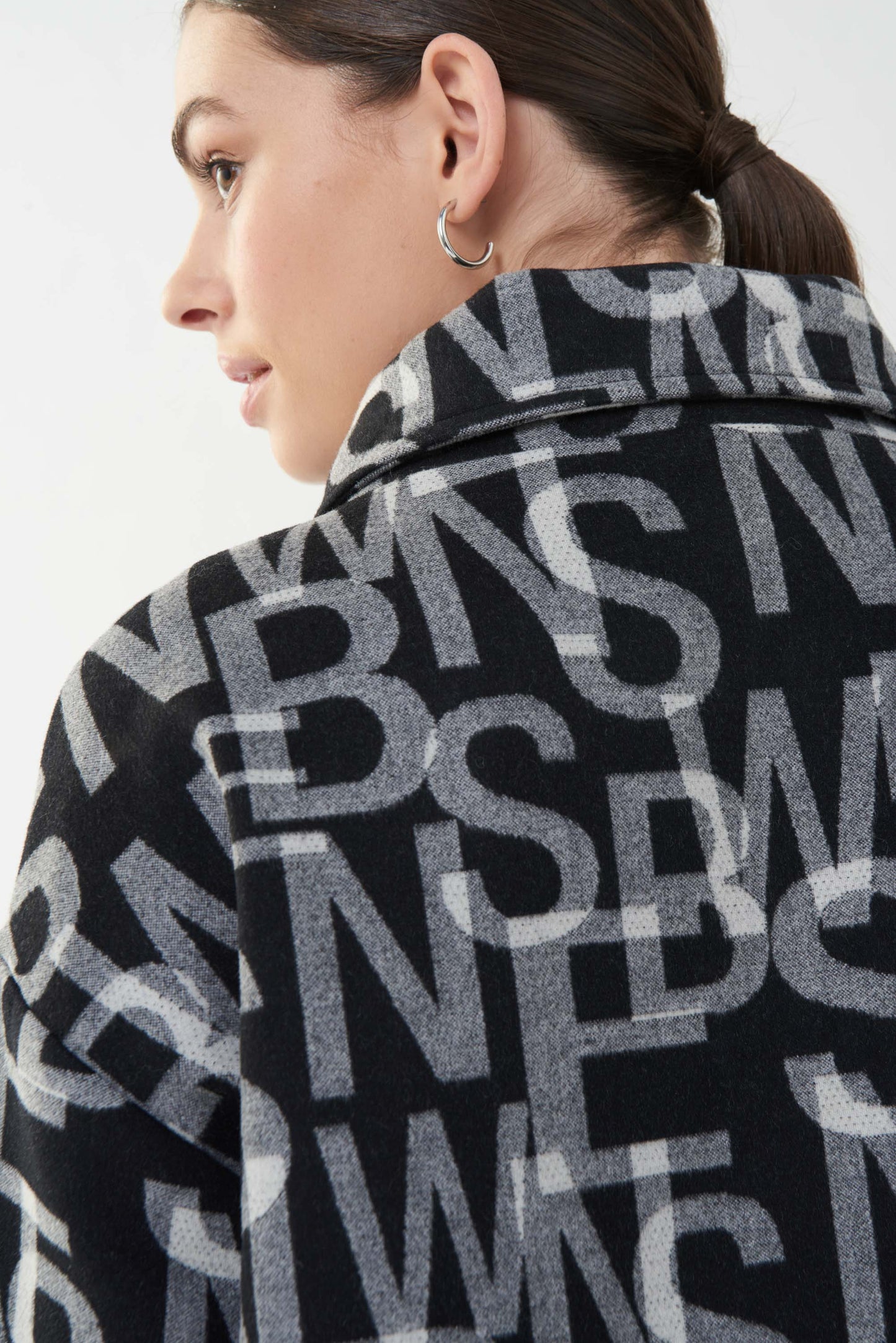 Abrigo negro con letras 223970