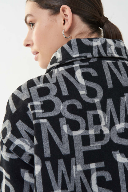 Abrigo negro con letras 223970